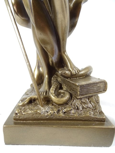 35 cm-es Themisz-figura személyre szabható gravírozási lehetőséggel - elegáns ajándék ügyvédnek, bírónak vagy jogtanácsosnak, arany színű, antikolt felületű polyresinből készült