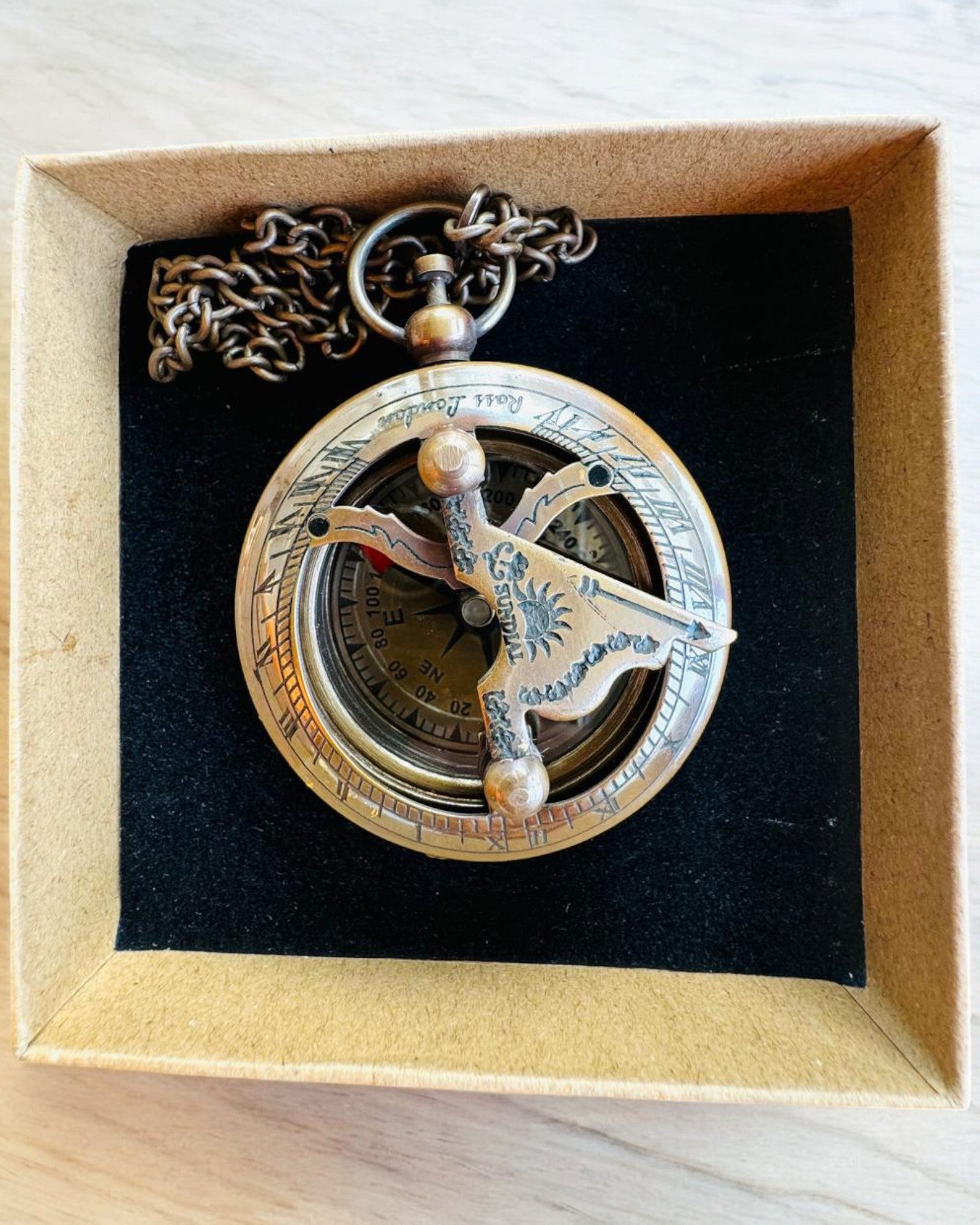 Utazó Navigációs Iránytű gravírozással, személyre szabás – Indiai Kézművesek Kézműves Terméke