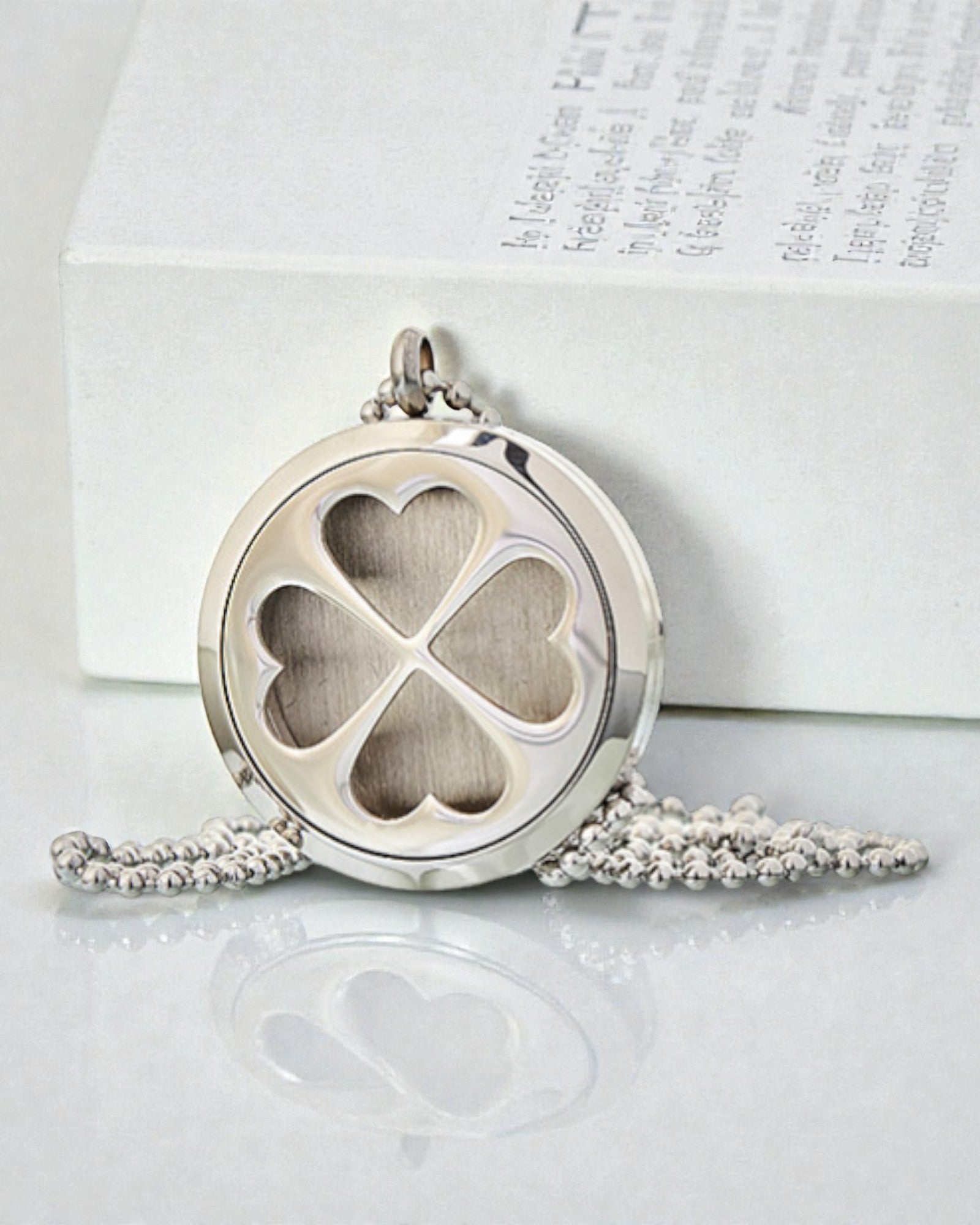 AromaClover – Aromaterápiás nyaklánc négylevelű lóhere medállal 30 mm