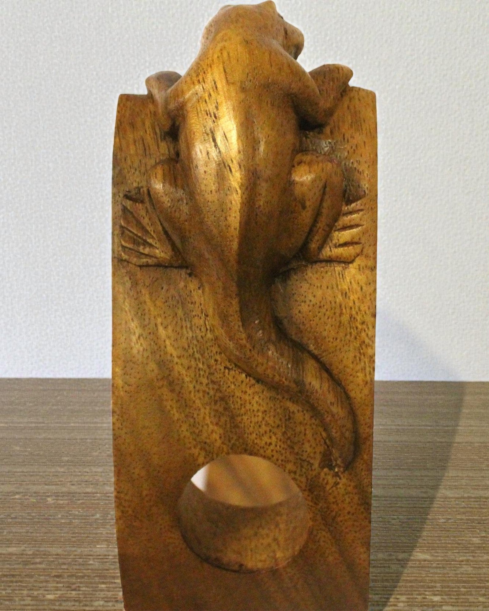 Gekon Balance – Artystyczny Balansujący Uchwyt na Wino z Drewna Suar