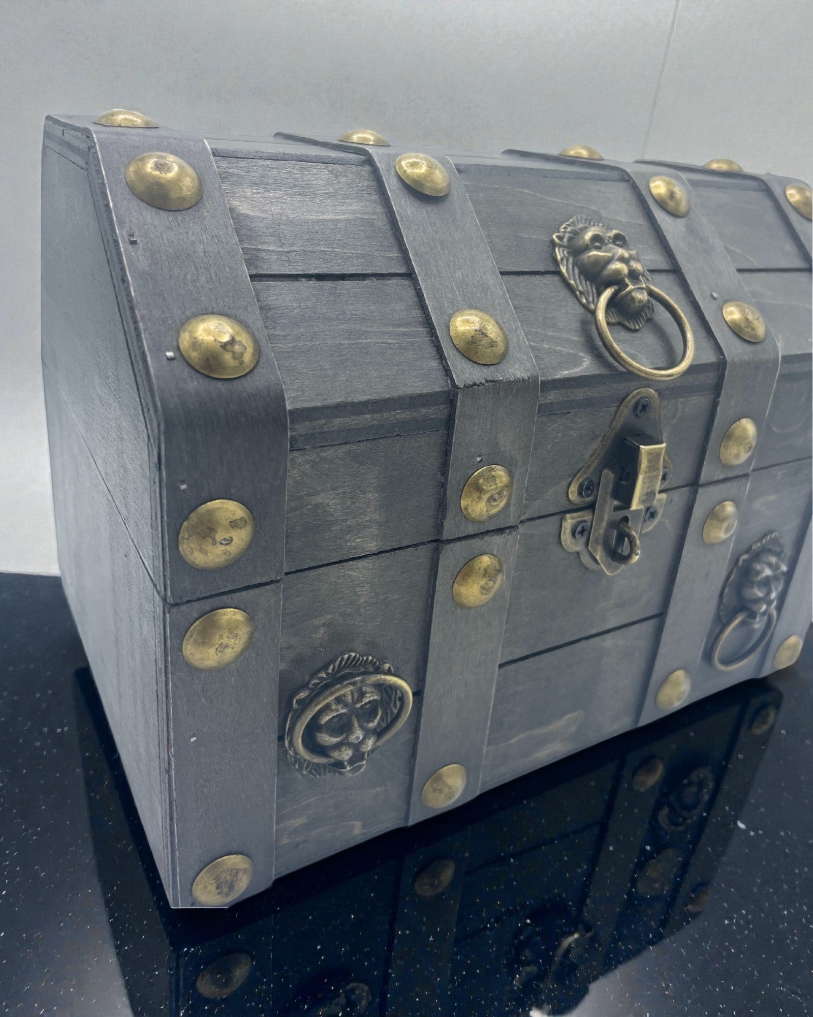 Kincskereső ládája – nagy, szürke, régies láda fémveretekkel