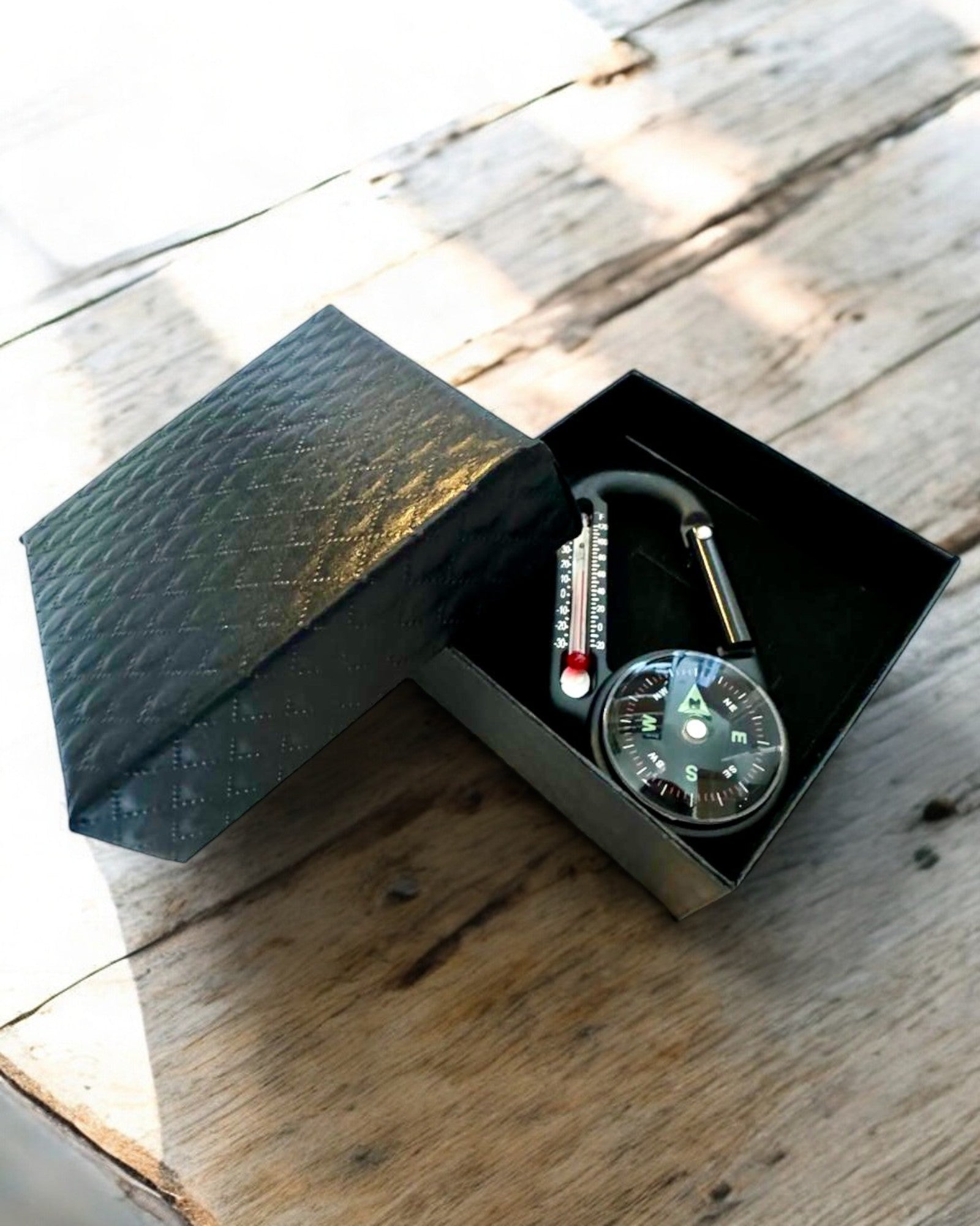 Karabineres iránytű hőmérővel, kulcstartó - gravírozási lehetőség