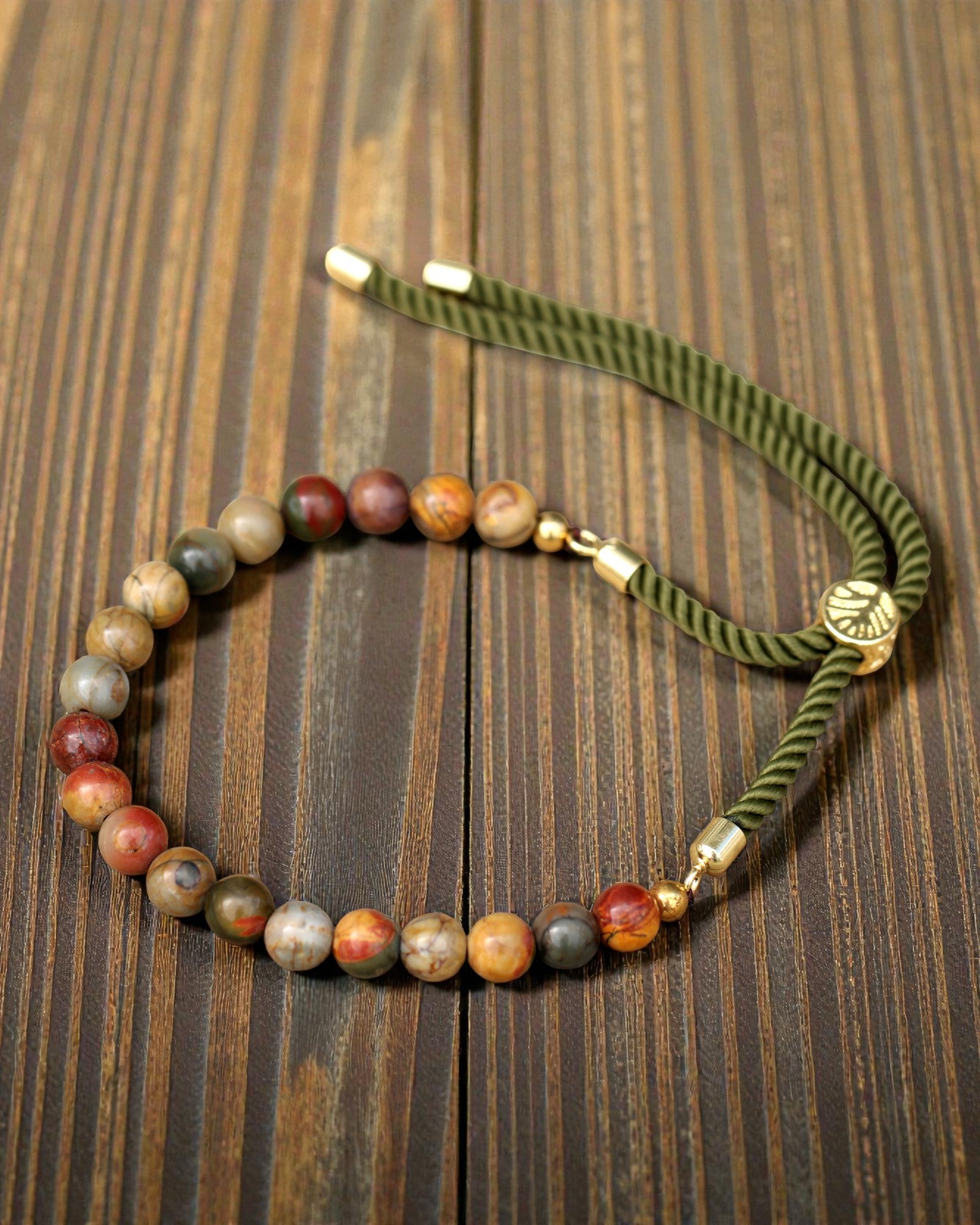 Moss Aura – karkötő Picasso-jáspissal és 18 karátos arannyal zöld zsinóron