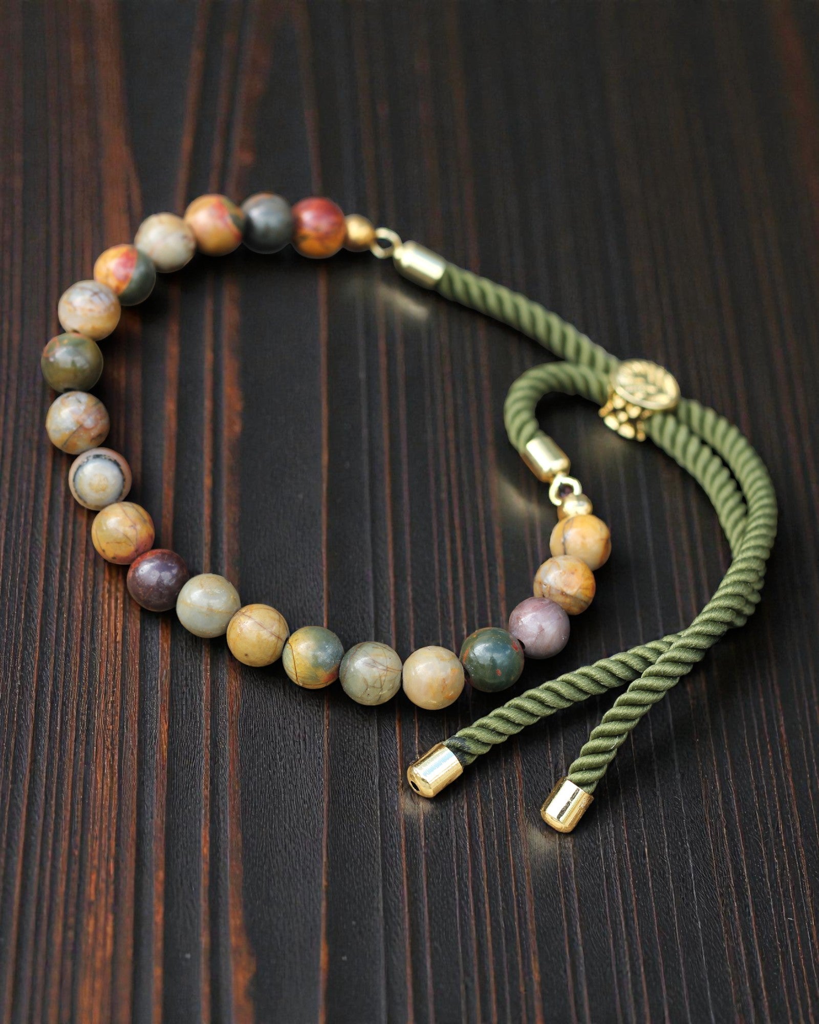 Moss Aura – karkötő Picasso-jáspissal és 18 karátos arannyal zöld zsinóron