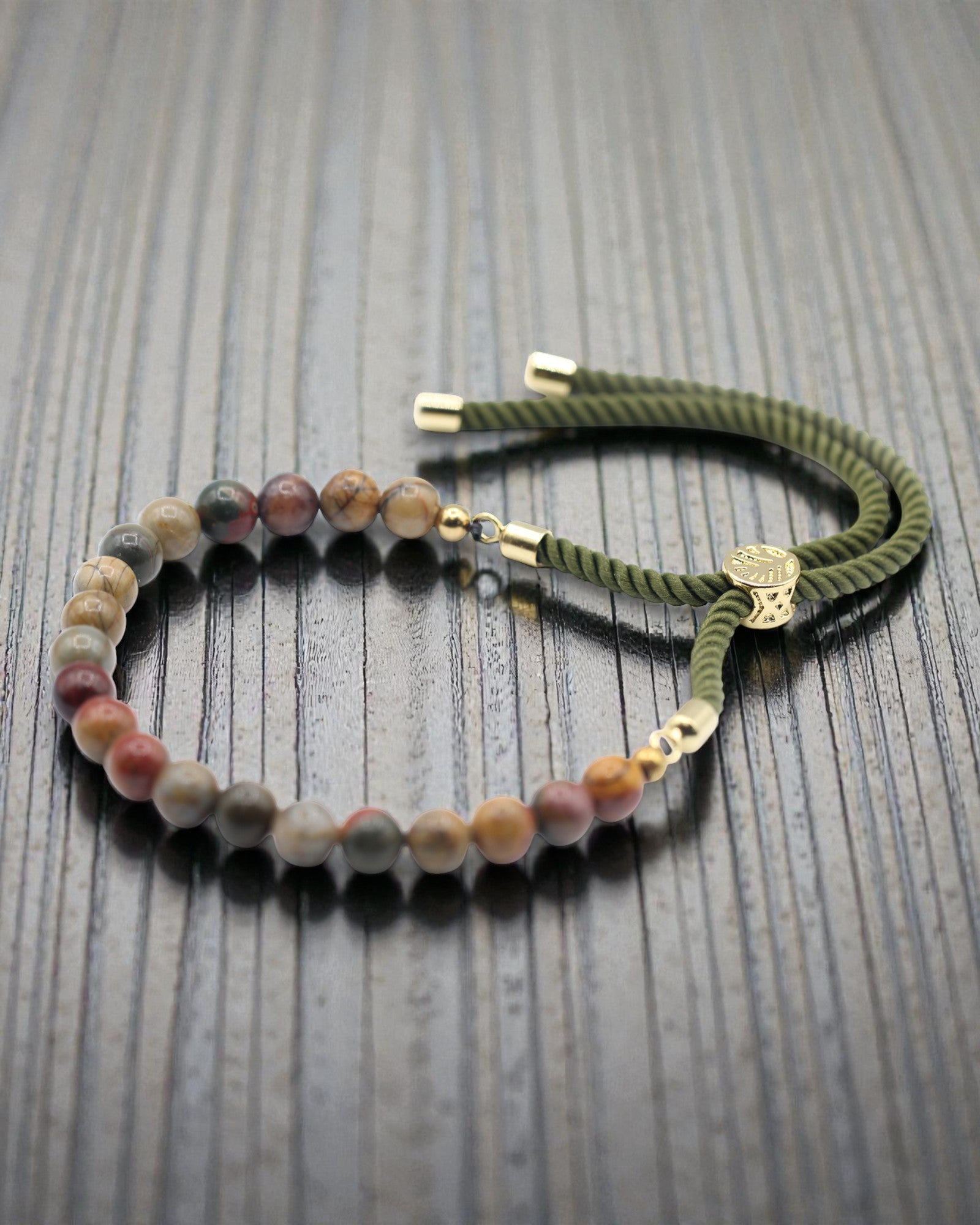 Moss Aura – karkötő Picasso-jáspissal és 18 karátos arannyal zöld zsinóron