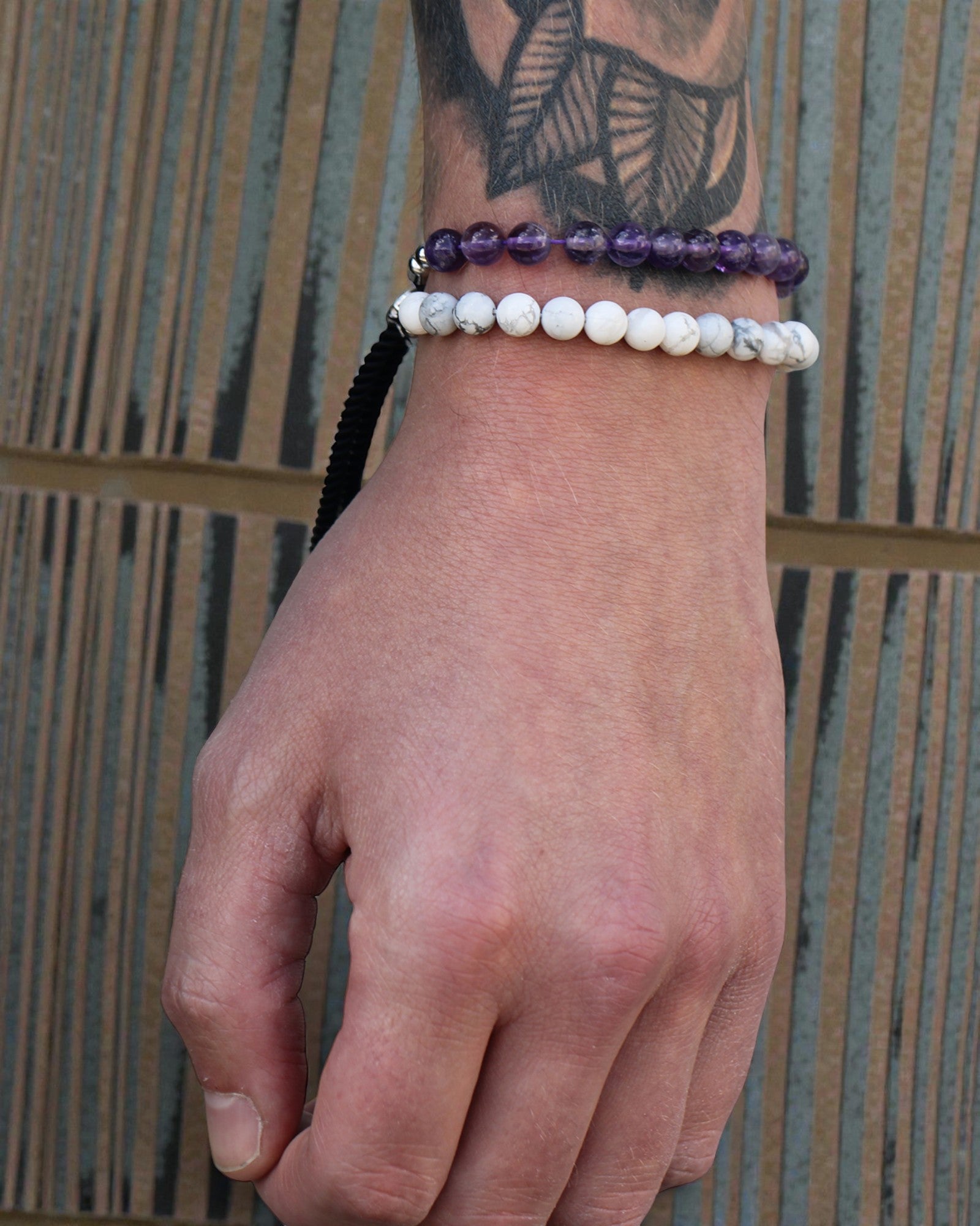 Óceáni nyugalom – Karkötő fehér howlitkővel és 925-ös ezüsttel, sötétkék zsinóron