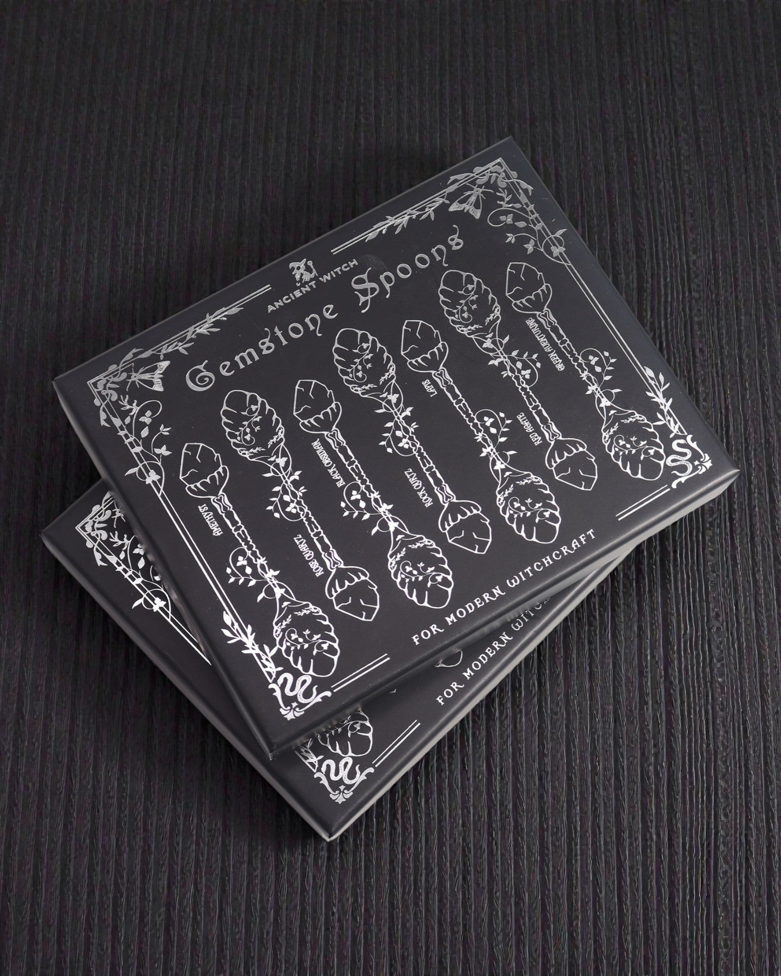 Arcana Noctis – 7 sötétszürke boszorkánykanálkából álló készlet természetes kövekkel