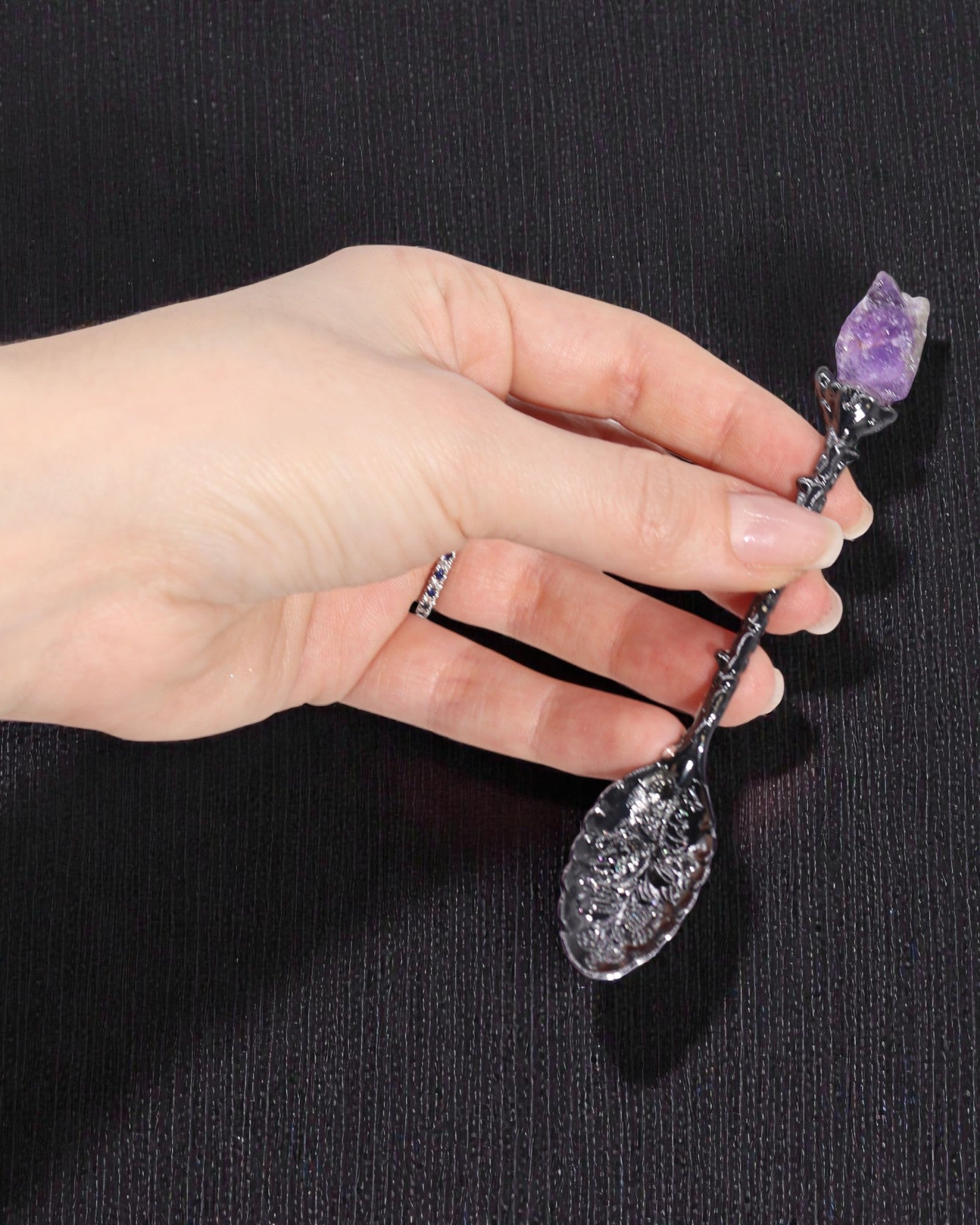 Arcana Noctis – 7 sötétszürke boszorkánykanálkából álló készlet természetes kövekkel