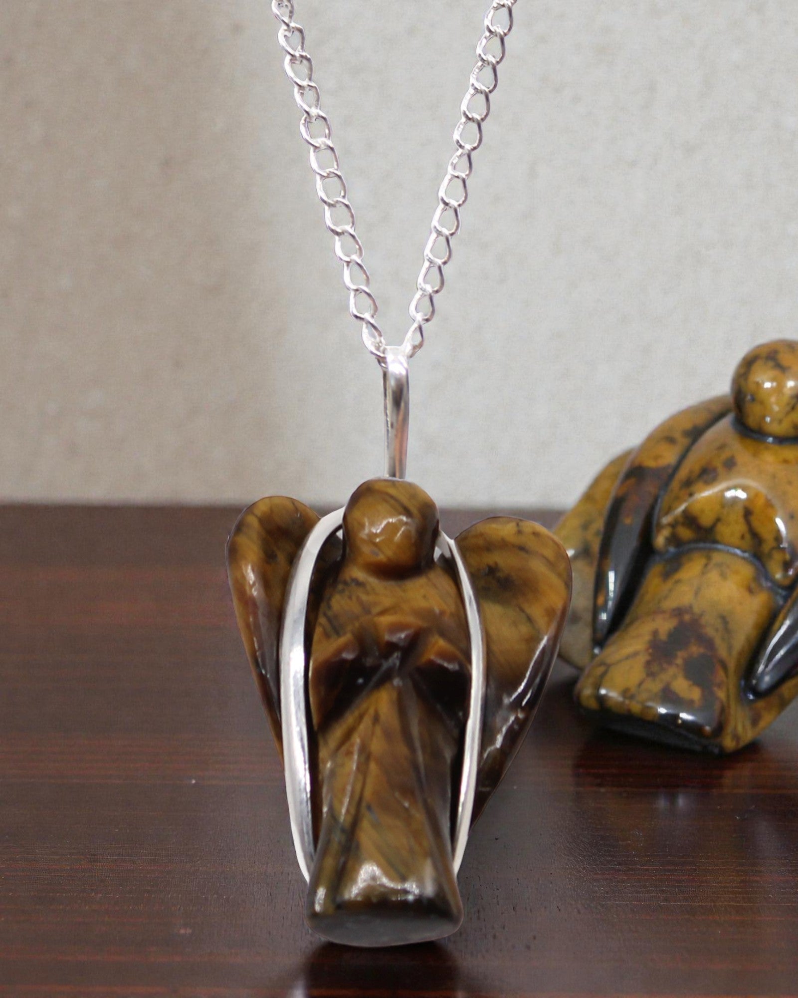 Őrző szellem – tigrisszemkőből készült őrangyal medál