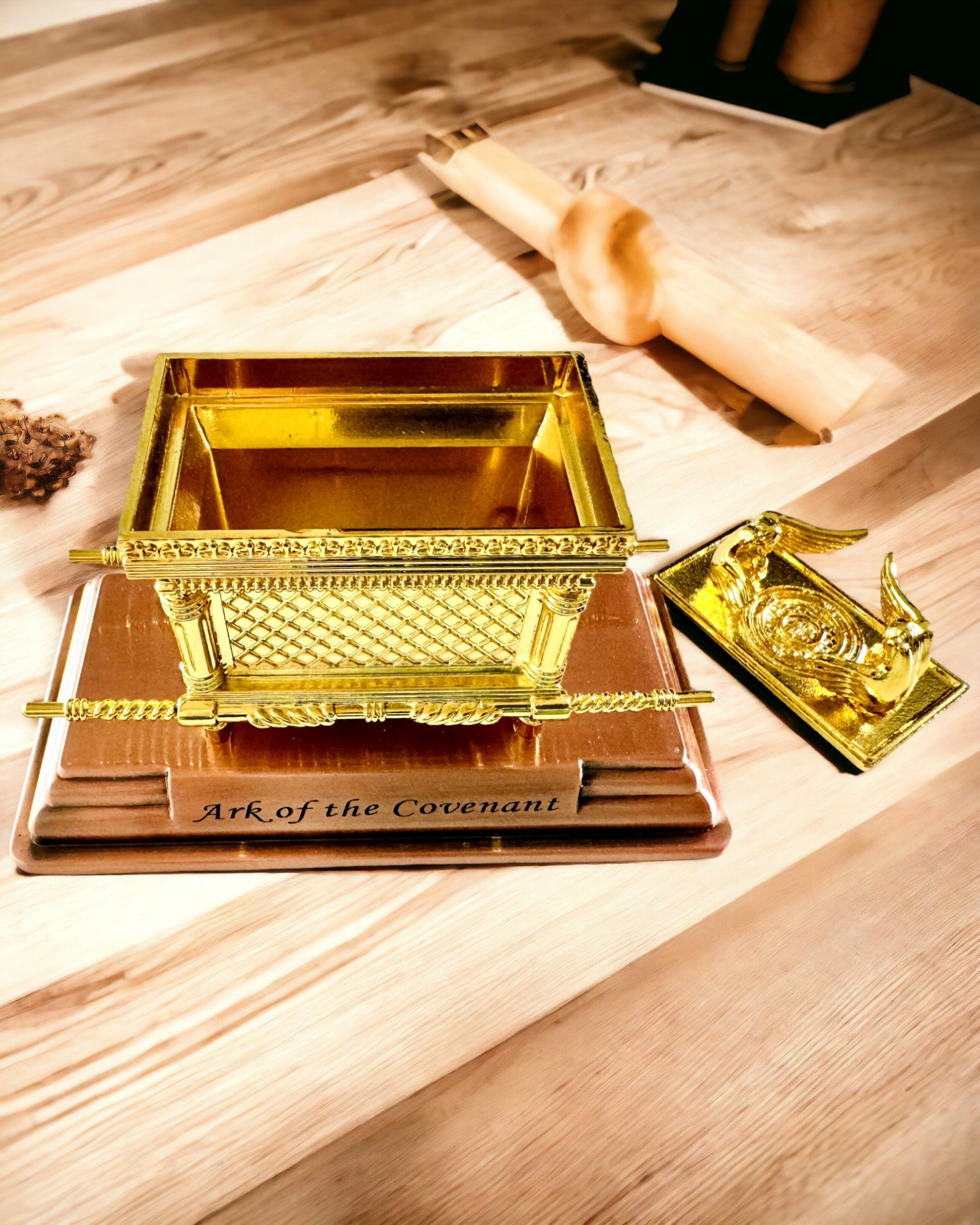 "A Szövetség Ládájának Fenséges Miniatúrája Arany Keretben 11,2 x 5,8 x 7,3 cm - Exkluzív láda, Dekoráció Arany Kiadásban"