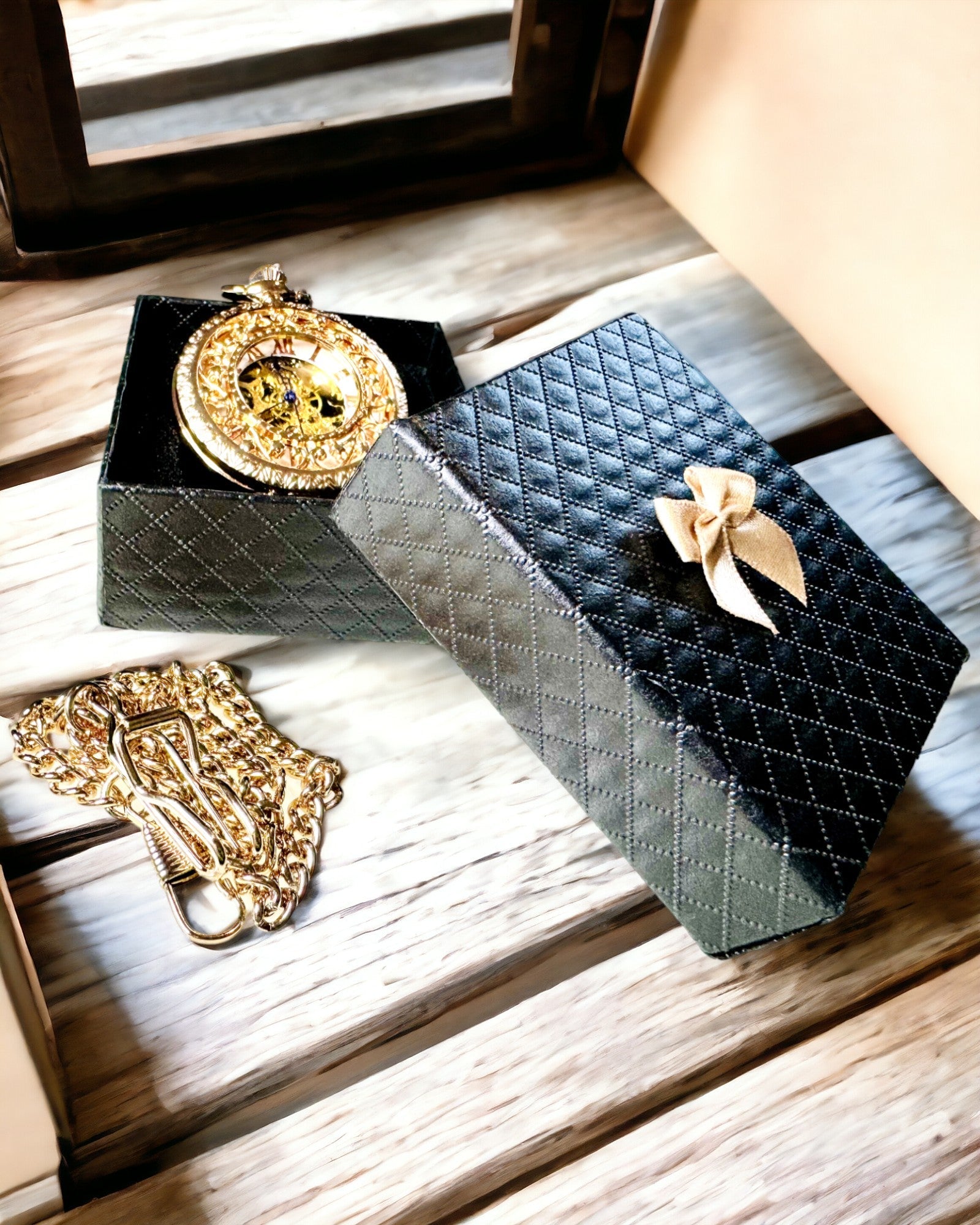 Vintage stílusú zsebóra átlátszó számlappal és csontváz szerkezettel