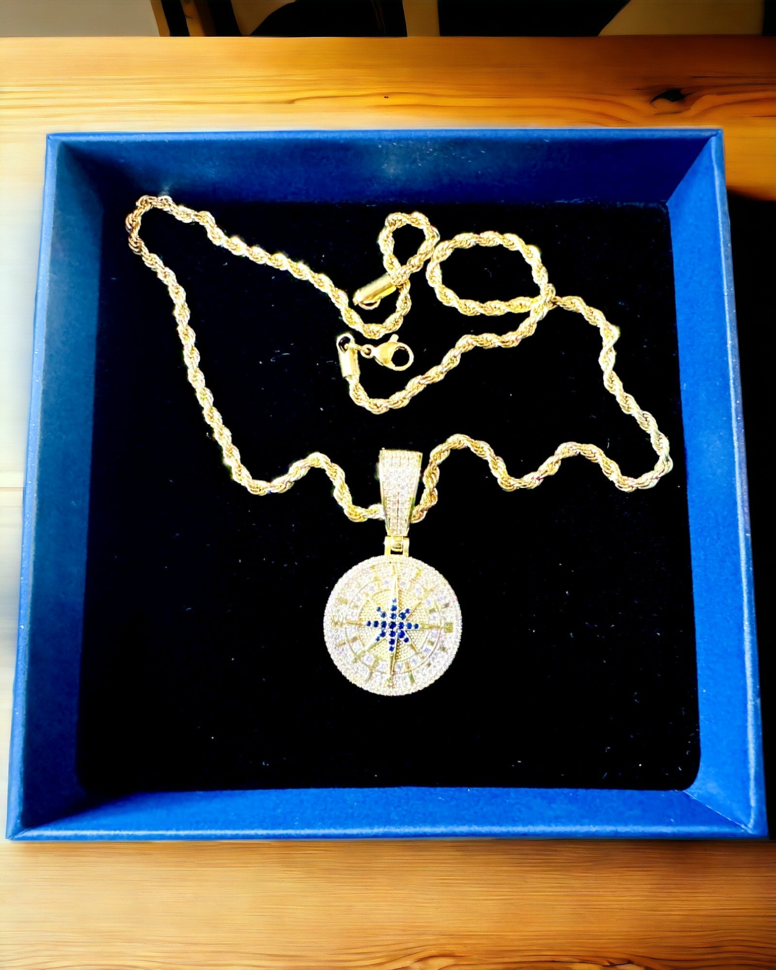 Glamour stílusú, cirkóniával díszített iránytű medálos nyaklánc nőknek és férfiaknak - 2 választható változat, személyre szabható gravírozással ajándékba