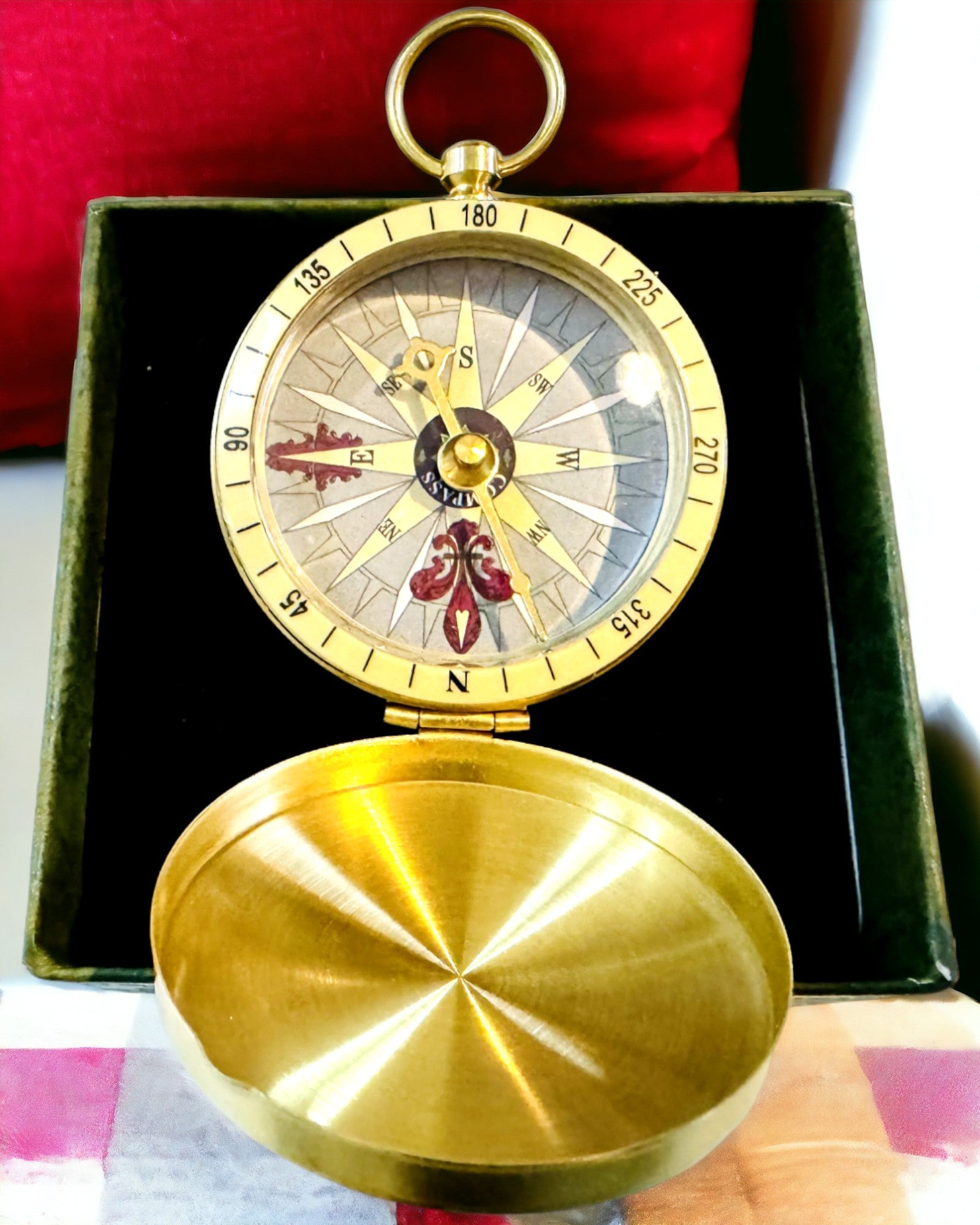 Retro Stílusú Navigációs Iránytű – Hordozható és Precíz Iránymeghatározó Eszköz Utazók és Felfedezők Számára. Gravírozás, személyre szabás.