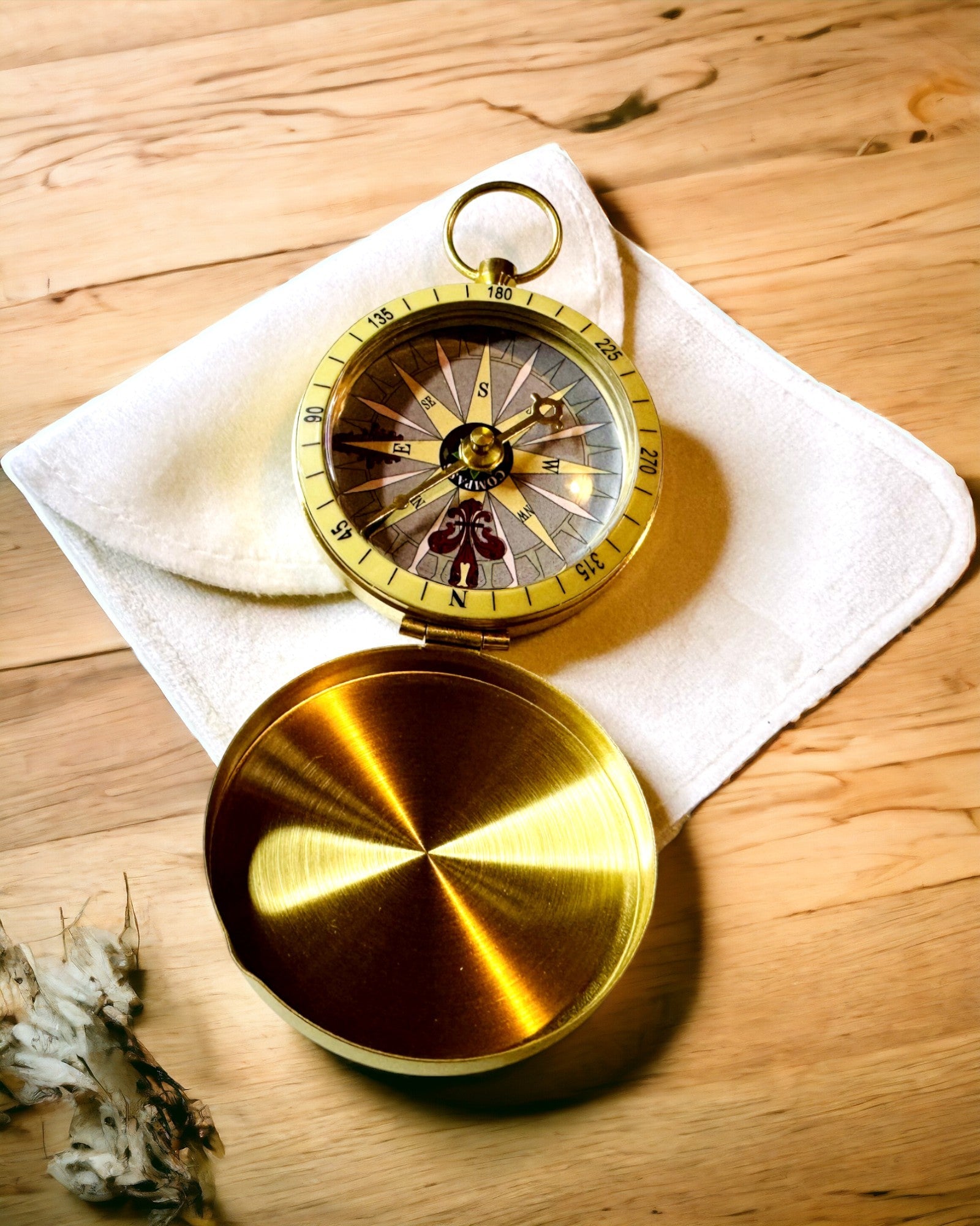 Retro Stílusú Navigációs Iránytű – Hordozható és Precíz Iránymeghatározó Eszköz Utazók és Felfedezők Számára. Gravírozás, személyre szabás.