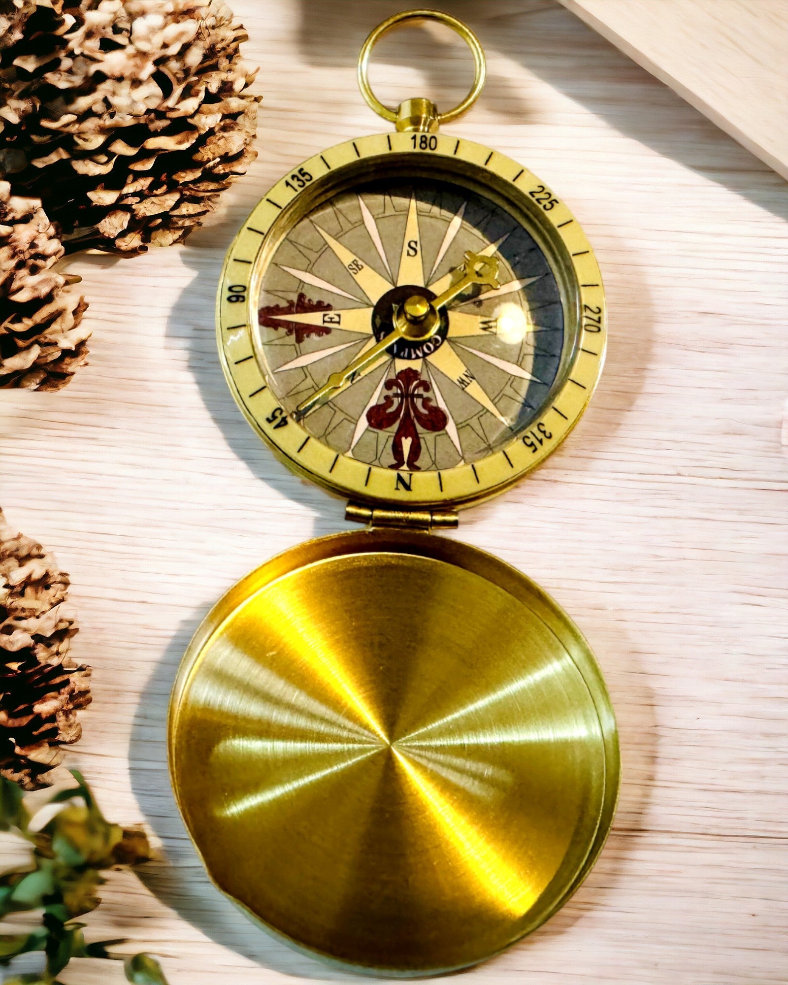 Retro Stílusú Navigációs Iránytű – Hordozható és Precíz Iránymeghatározó Eszköz Utazók és Felfedezők Számára. Gravírozás, személyre szabás.
