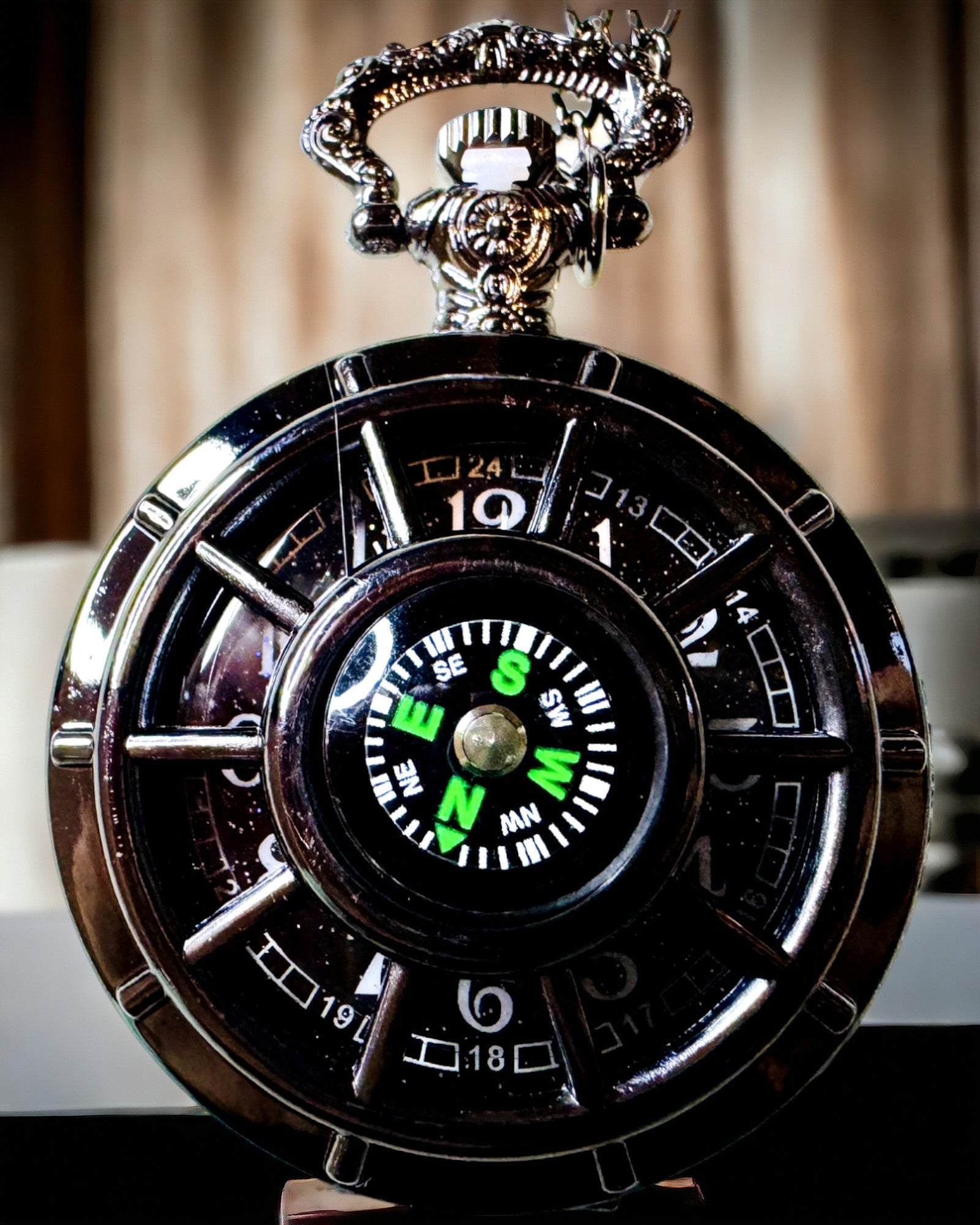 Zsebóra iránytűvel – Elegáns vintage stílusú medál üreges vázzal és fekete számlappal, személyre szabható gravírozással