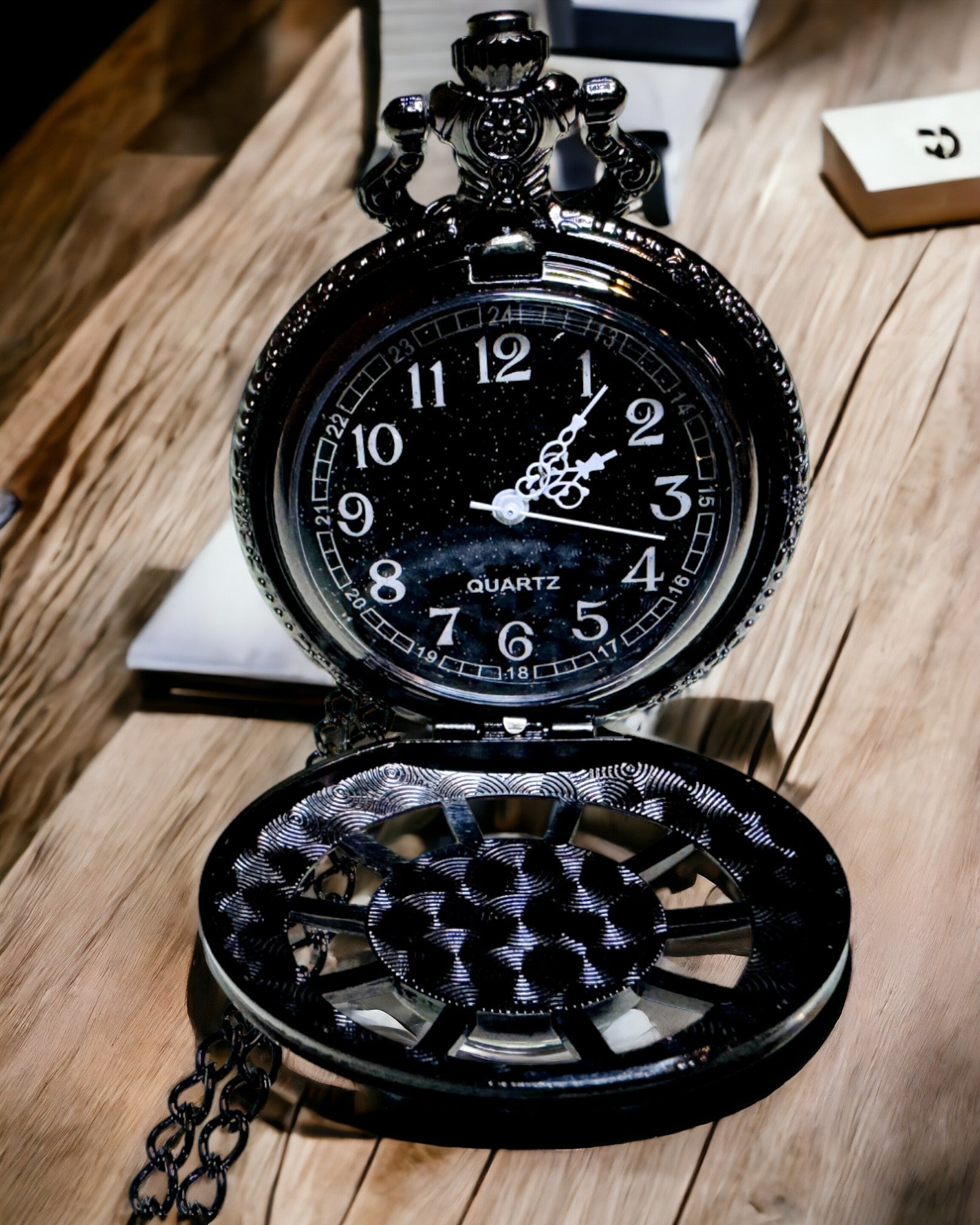 Zsebóra iránytűvel – Elegáns vintage stílusú medál üreges vázzal és fekete számlappal, személyre szabható gravírozással