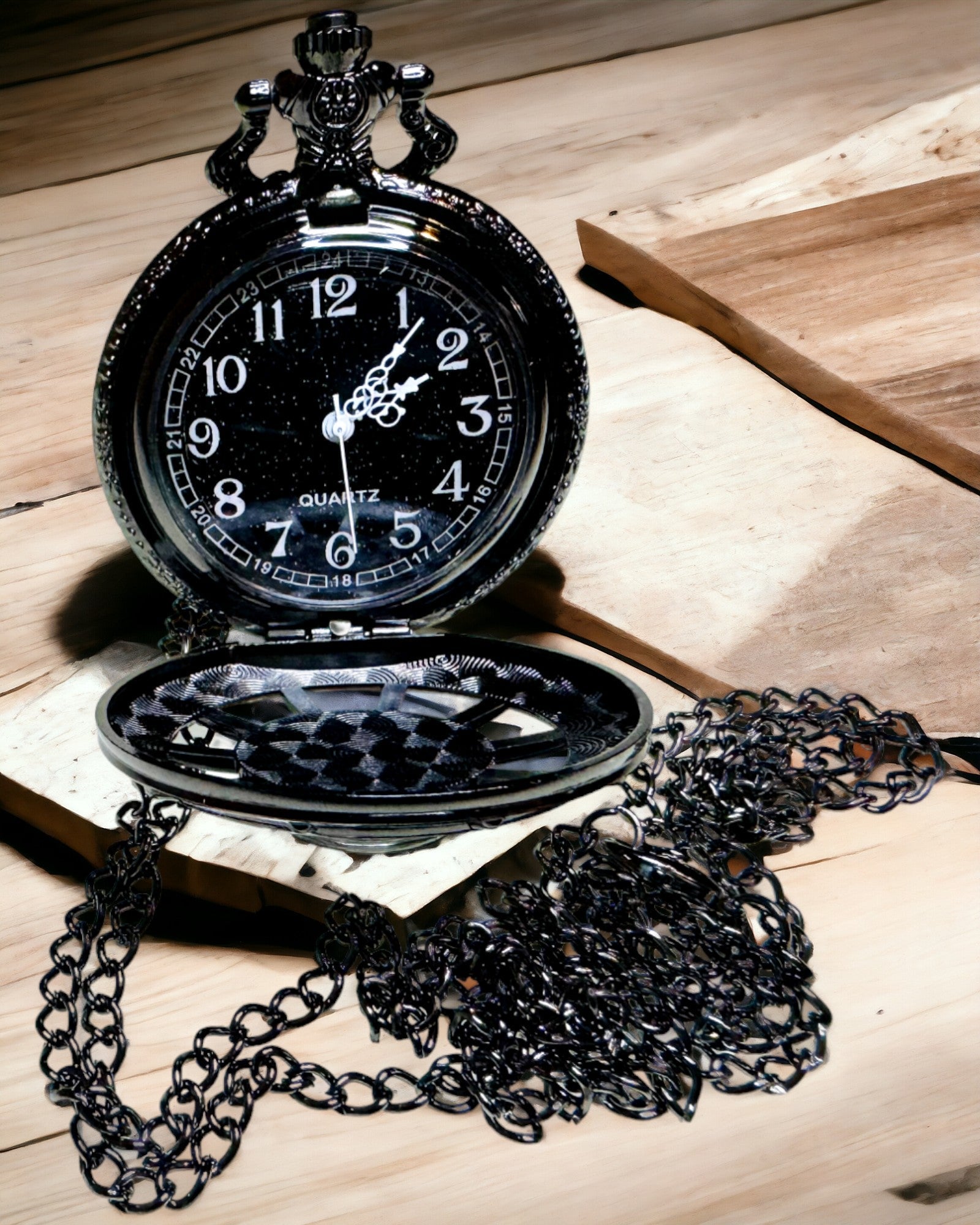 Zsebóra iránytűvel – Elegáns vintage stílusú medál üreges vázzal és fekete számlappal, személyre szabható gravírozással