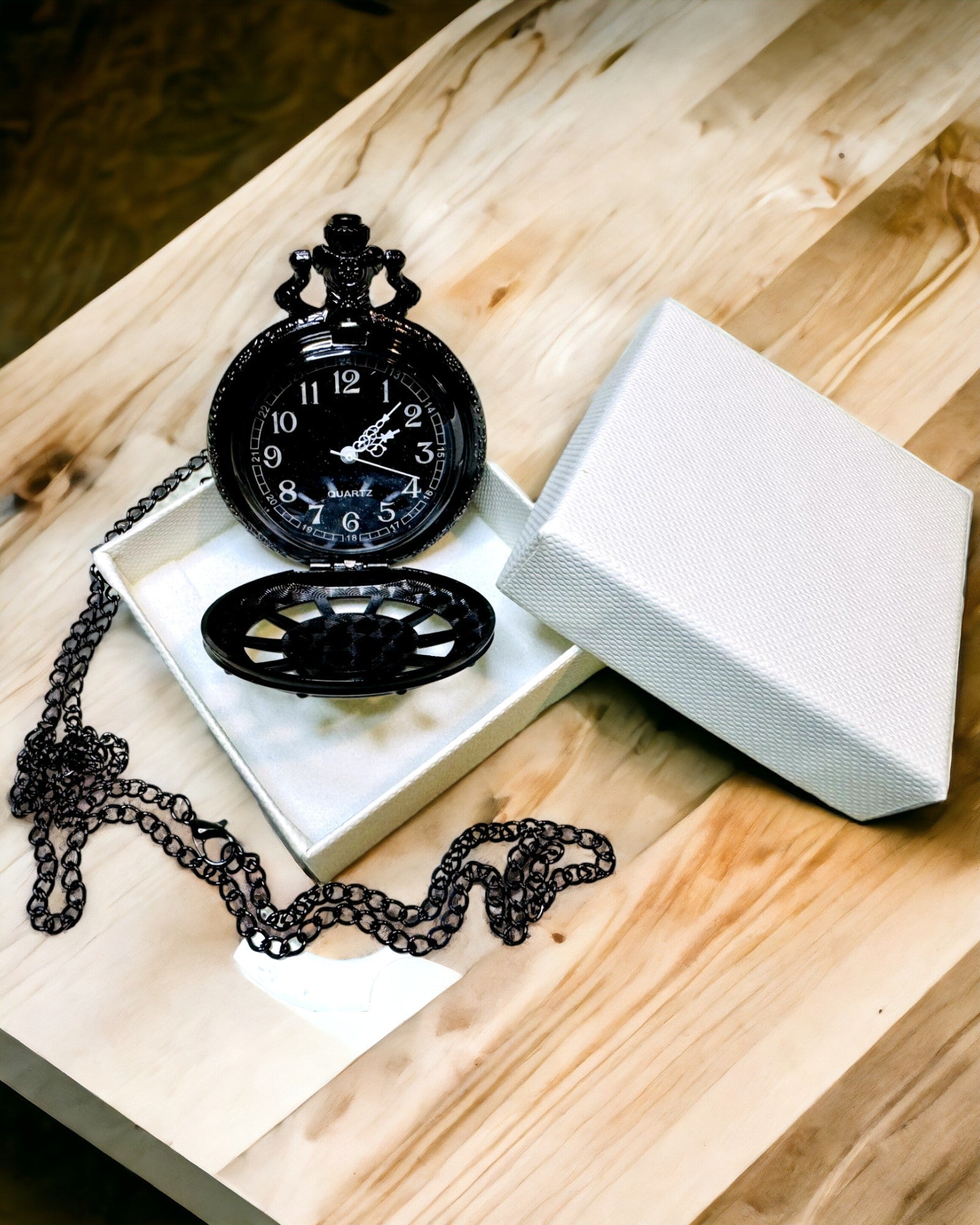 Zsebóra iránytűvel – Elegáns vintage stílusú medál üreges vázzal és fekete számlappal, személyre szabható gravírozással