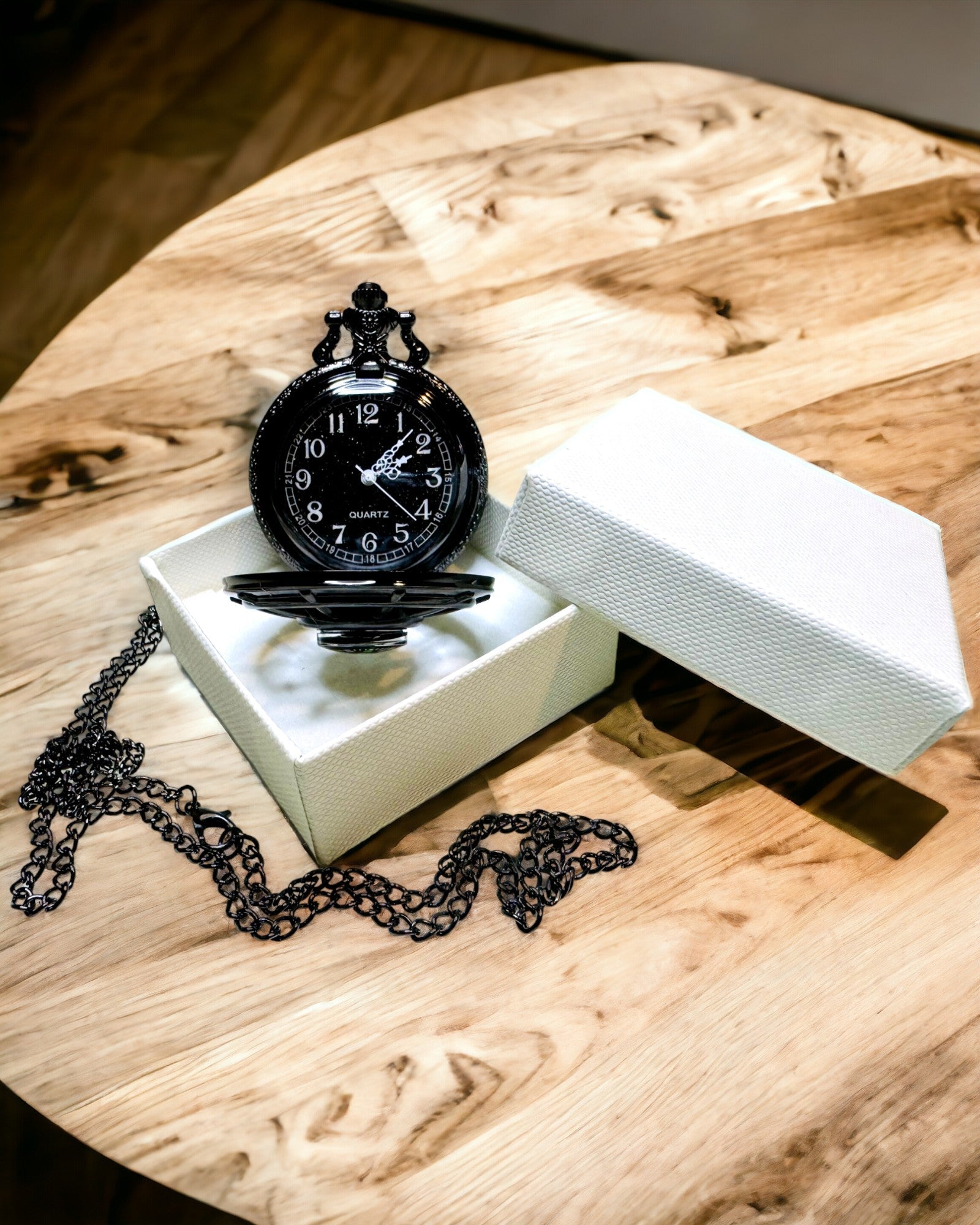 Zsebóra iránytűvel – Elegáns vintage stílusú medál üreges vázzal és fekete számlappal, személyre szabható gravírozással