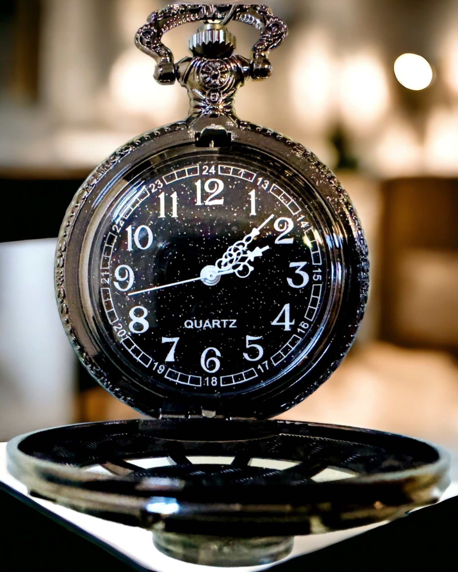 Zsebóra iránytűvel – Elegáns vintage stílusú medál üreges vázzal és fekete számlappal, személyre szabható gravírozással