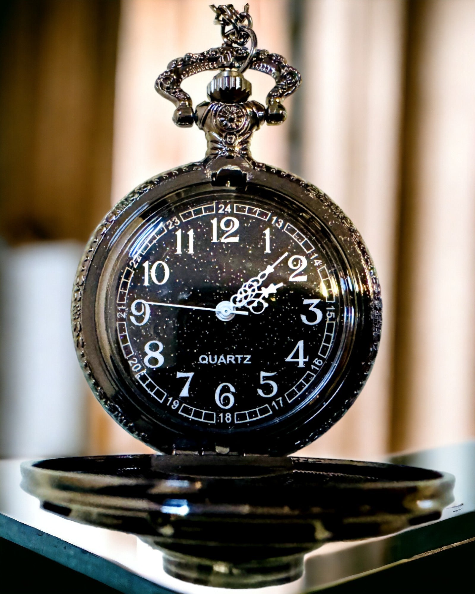 Zsebóra iránytűvel – Elegáns vintage stílusú medál üreges vázzal és fekete számlappal, személyre szabható gravírozással