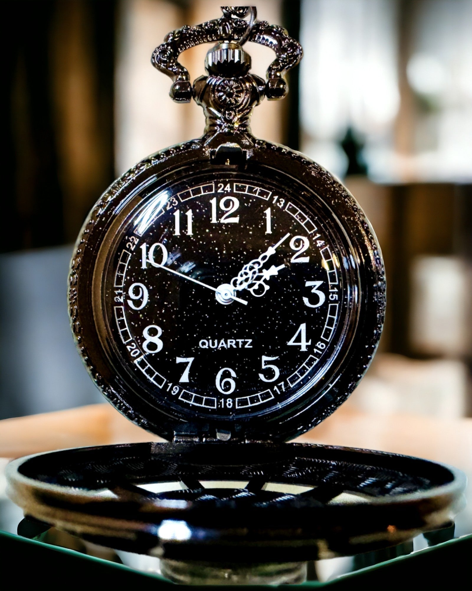 Zsebóra iránytűvel – Elegáns vintage stílusú medál üreges vázzal és fekete számlappal, személyre szabható gravírozással