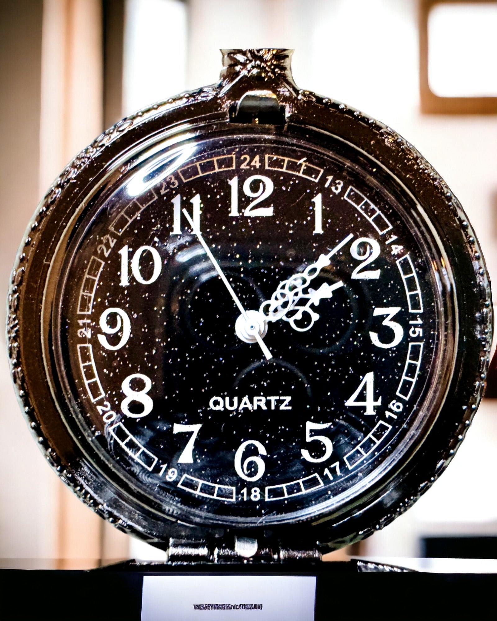 Zsebóra iránytűvel – Elegáns vintage stílusú medál üreges vázzal és fekete számlappal, személyre szabható gravírozással