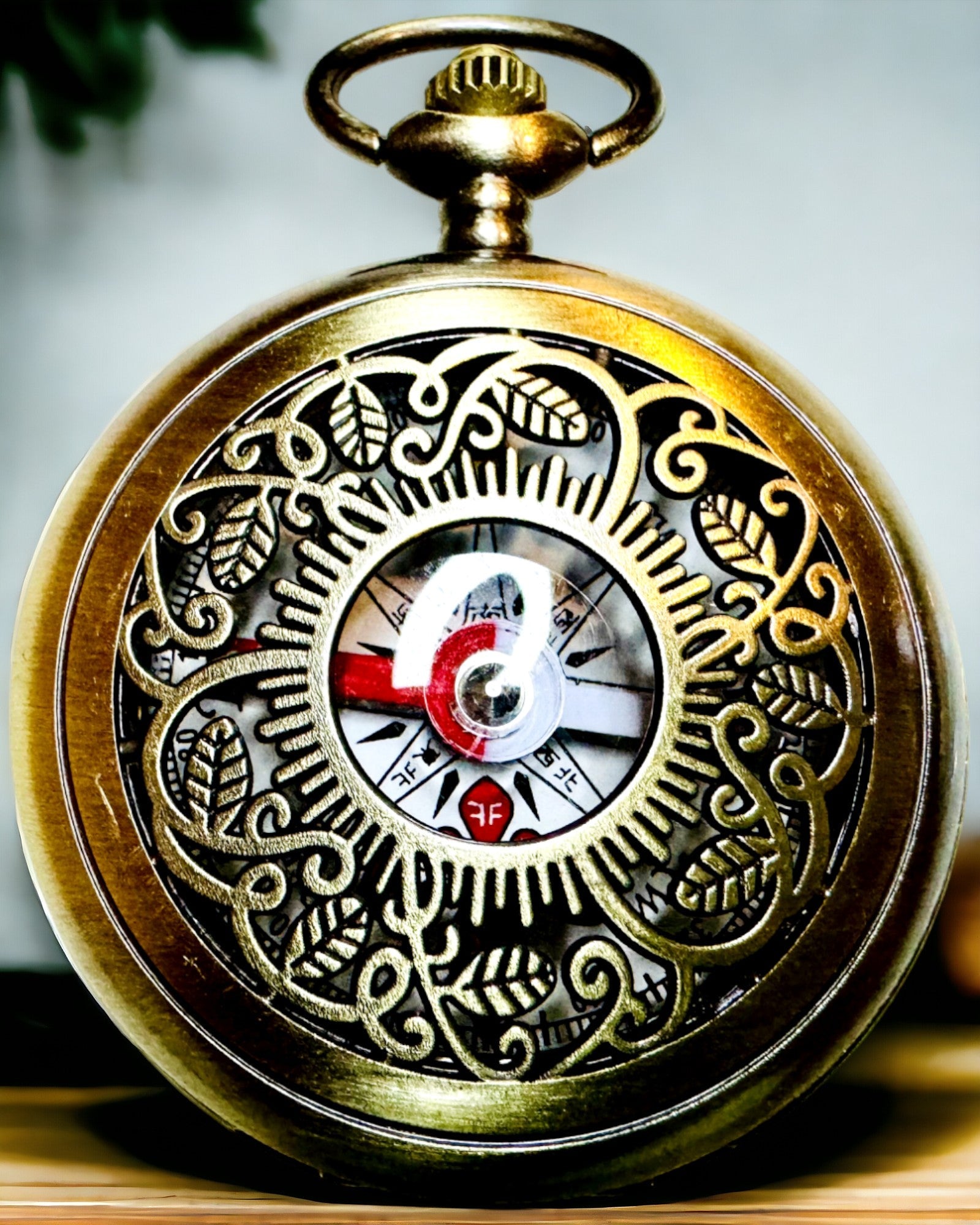 Vintage stílusú navigációs iránytű áttört mintával – barna-arany színben