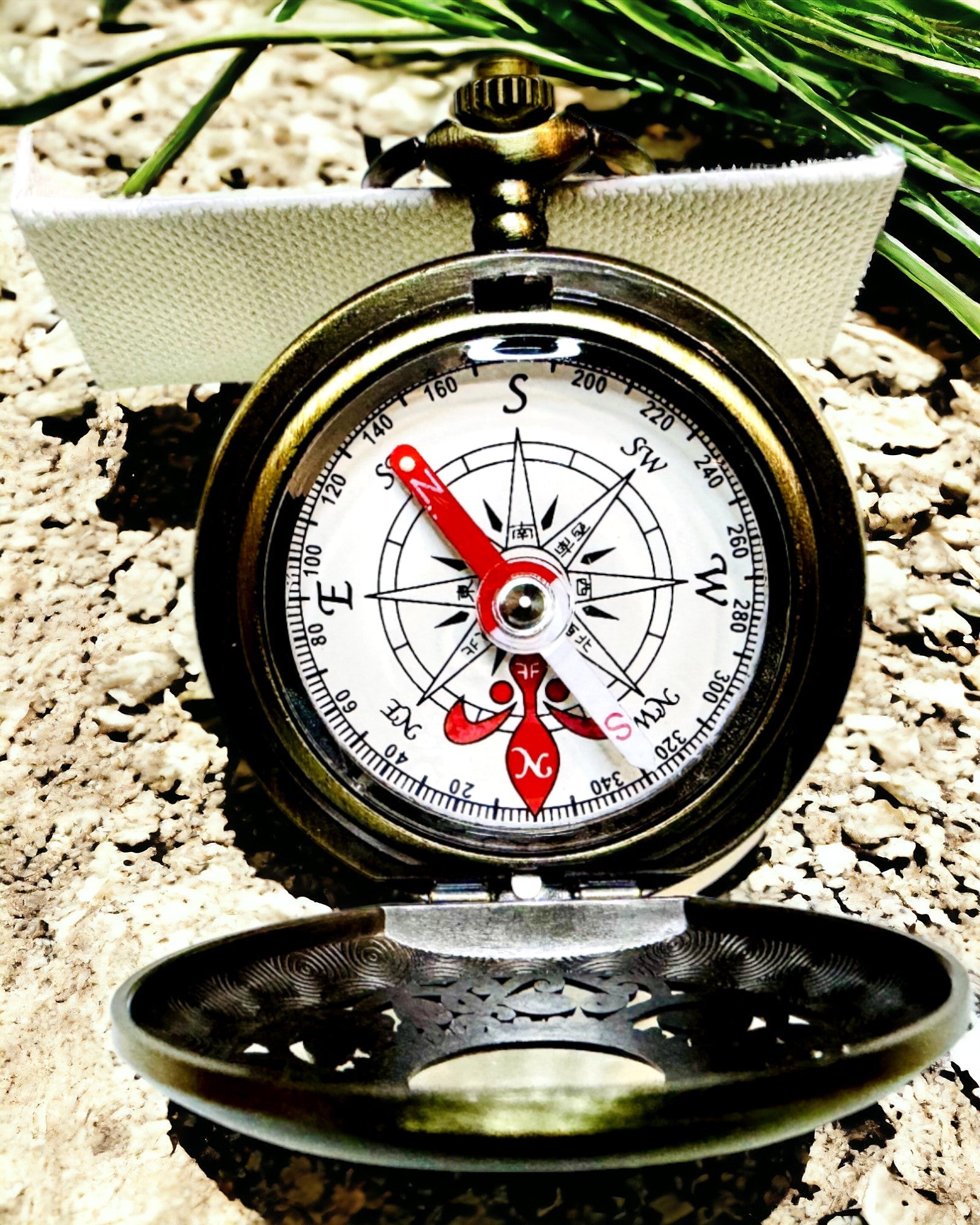 Vintage stílusú navigációs iránytű áttört mintával – barna-arany színben