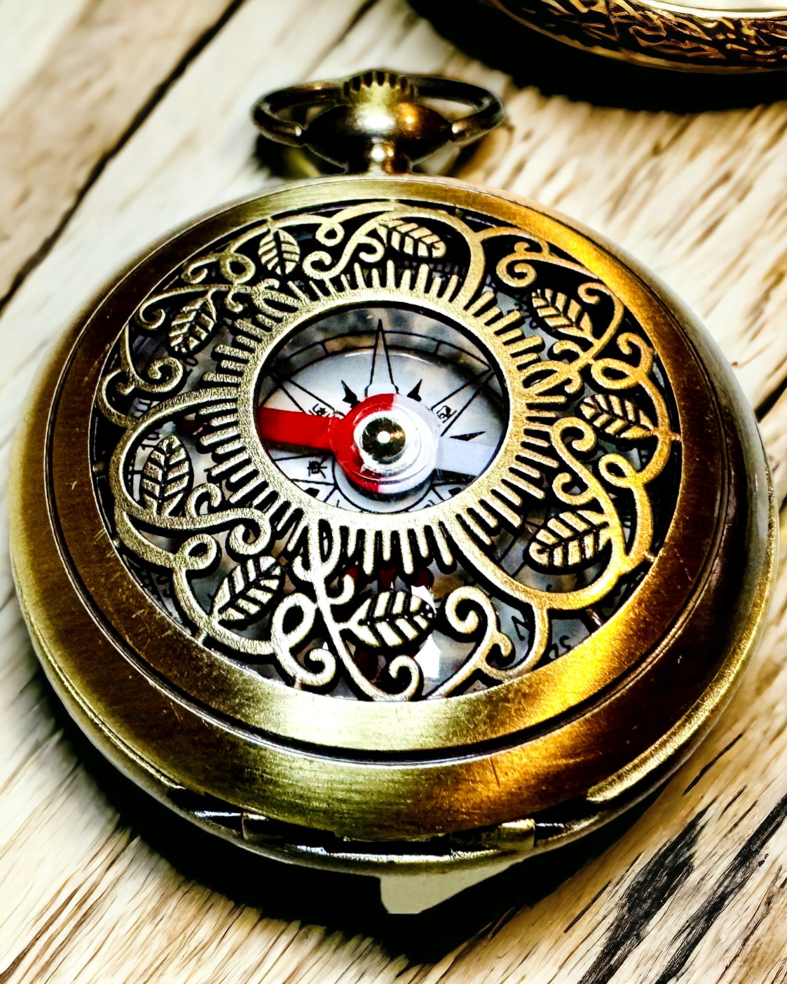 Vintage stílusú navigációs iránytű áttört mintával – barna-arany színben