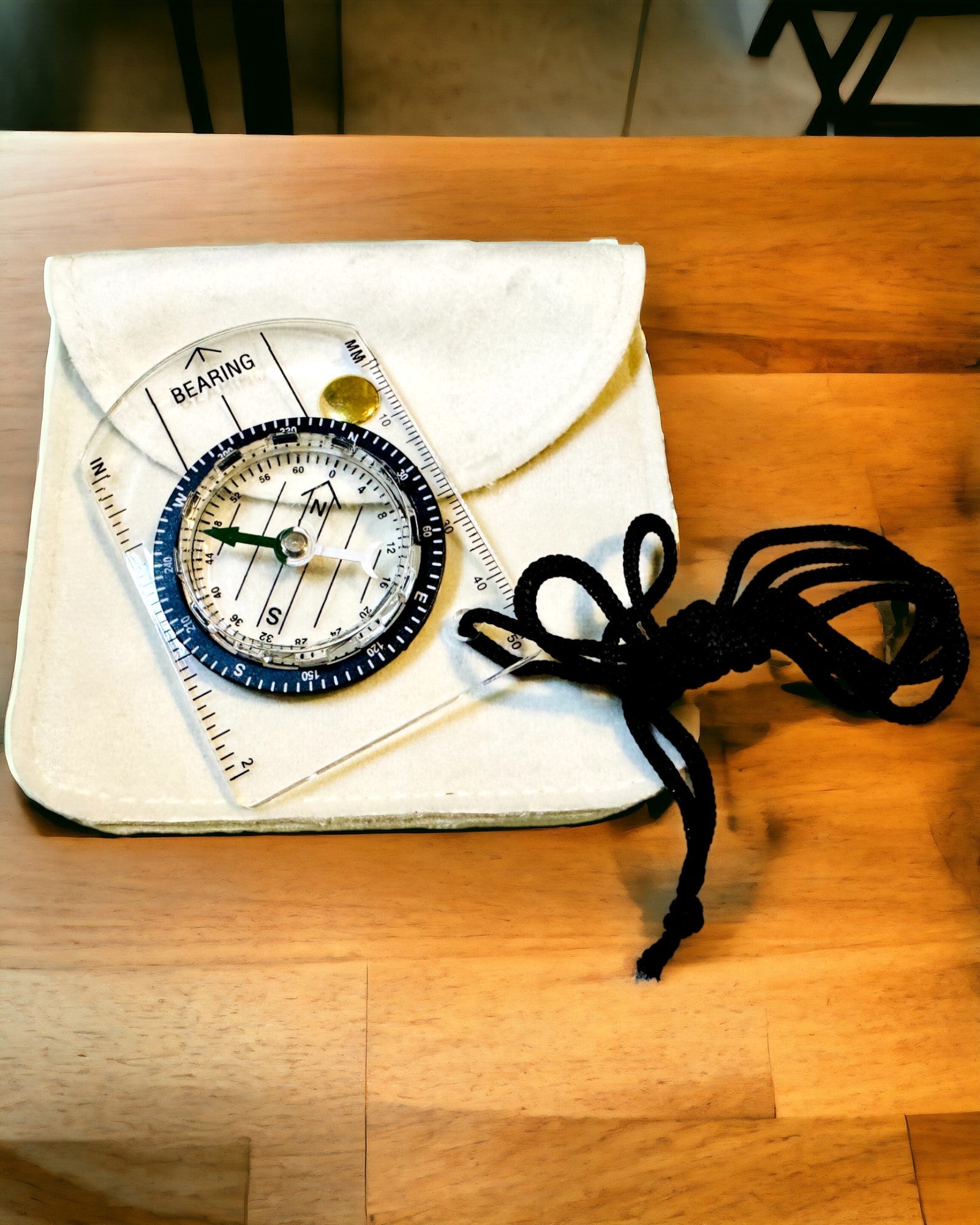 Turisztikai iránytű "Kalandor Útmutató" - Átlátszó, Mini Akril Függőzsinórral és Térkép Skálával, Gravírozással