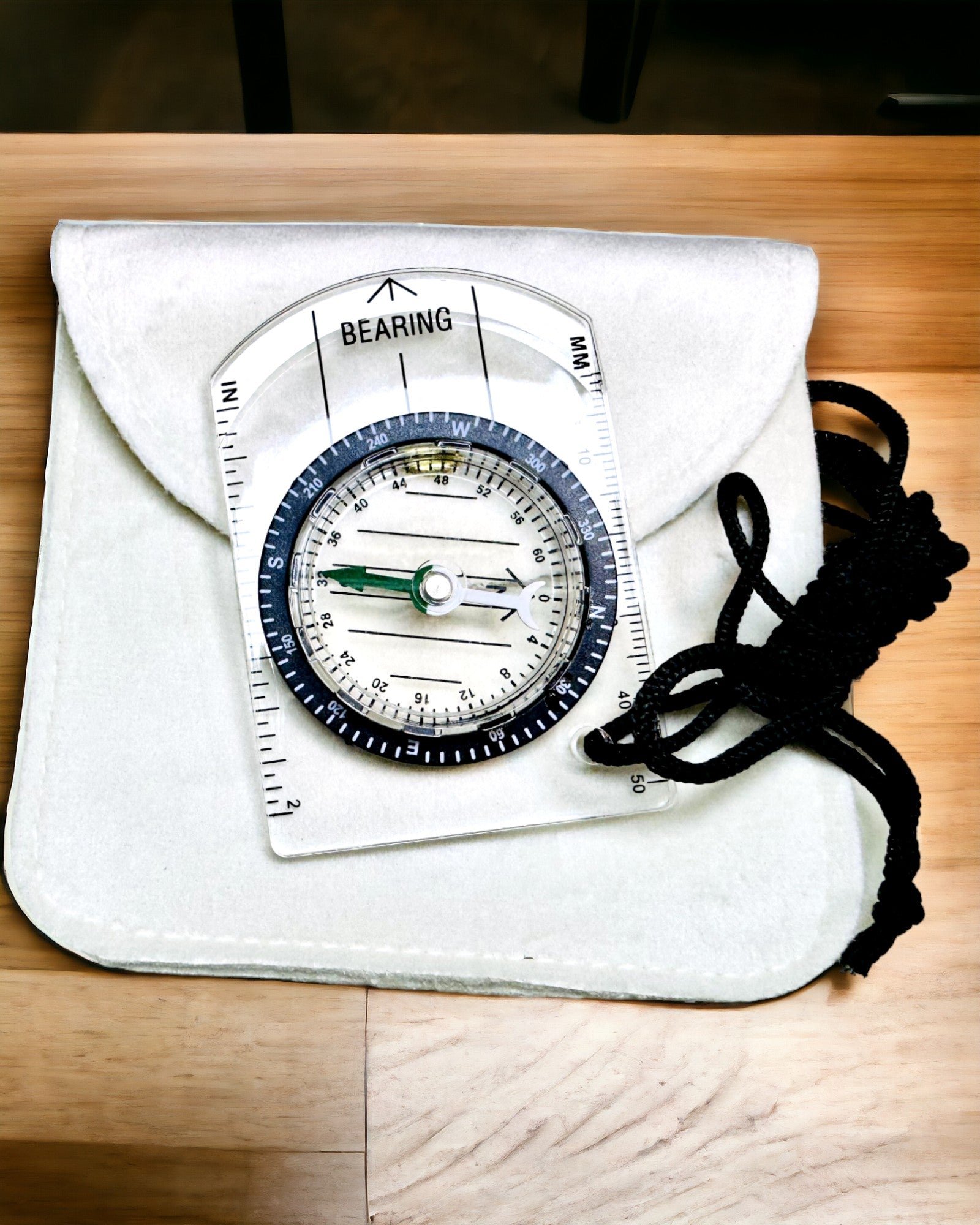 Turisztikai iránytű "Kalandor Útmutató" - Átlátszó, Mini Akril Függőzsinórral és Térkép Skálával, Gravírozással