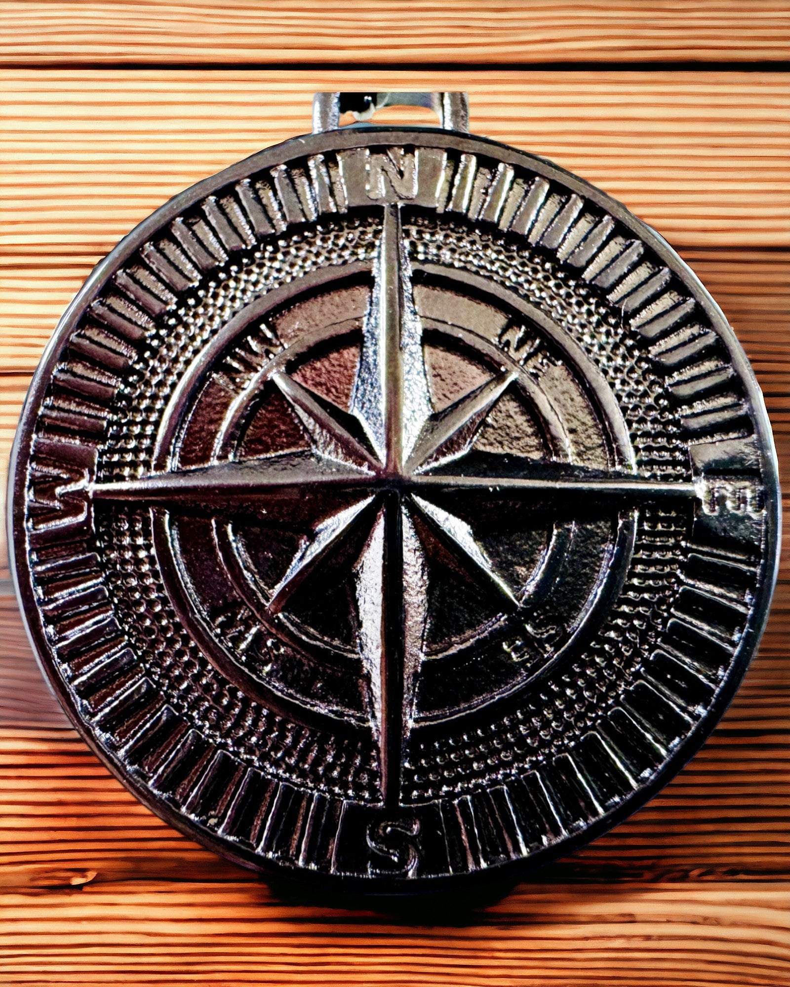 Iránytűs nyaklánc – Kézzel kovácsolt rozsdamentes acél ékszer férfiaknak és nőknek két színben, gravírozással