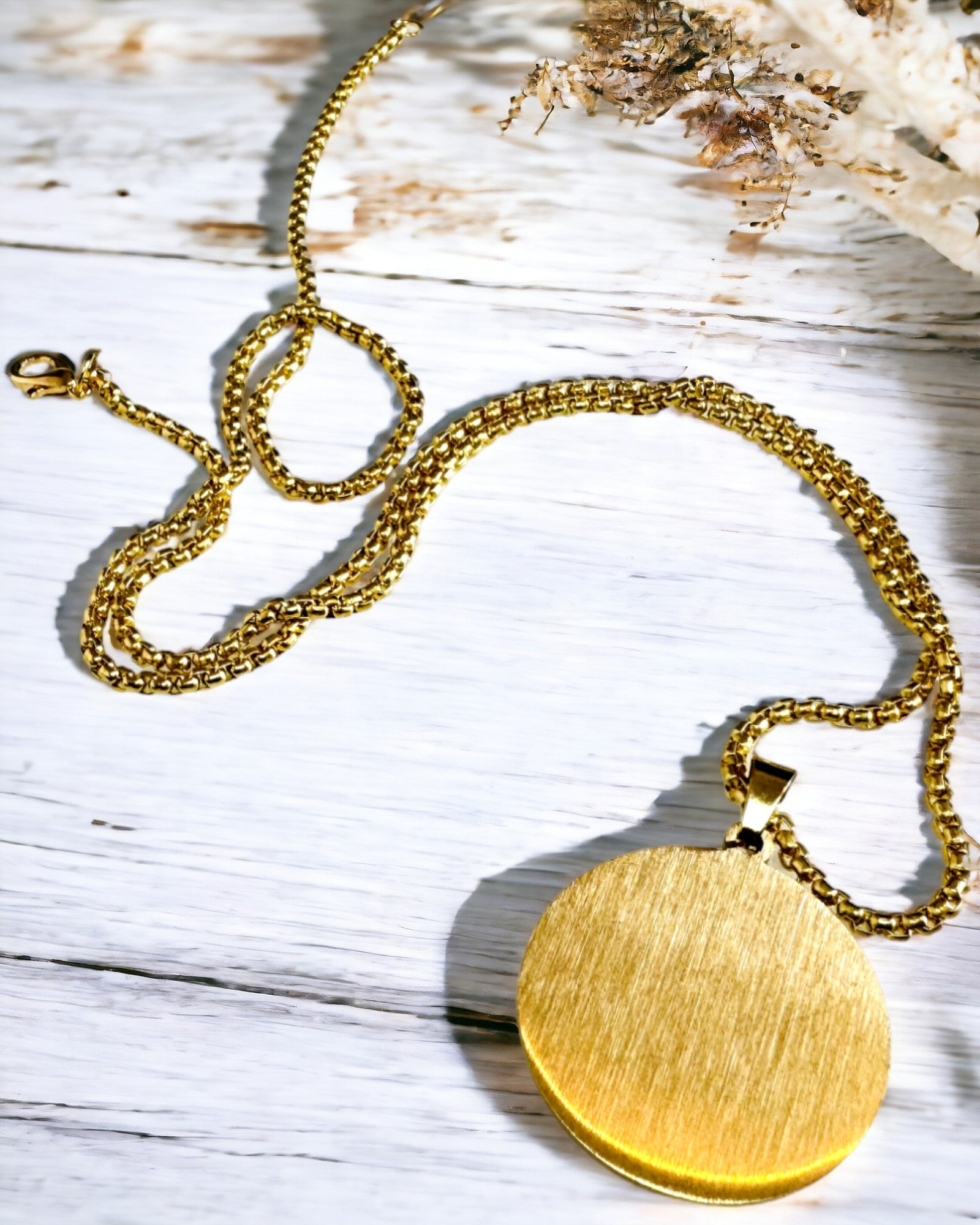 "Urban Elegance" medál – Kerek Medál Két Színű Rozsdamentes Acélból, Személyre Szabható