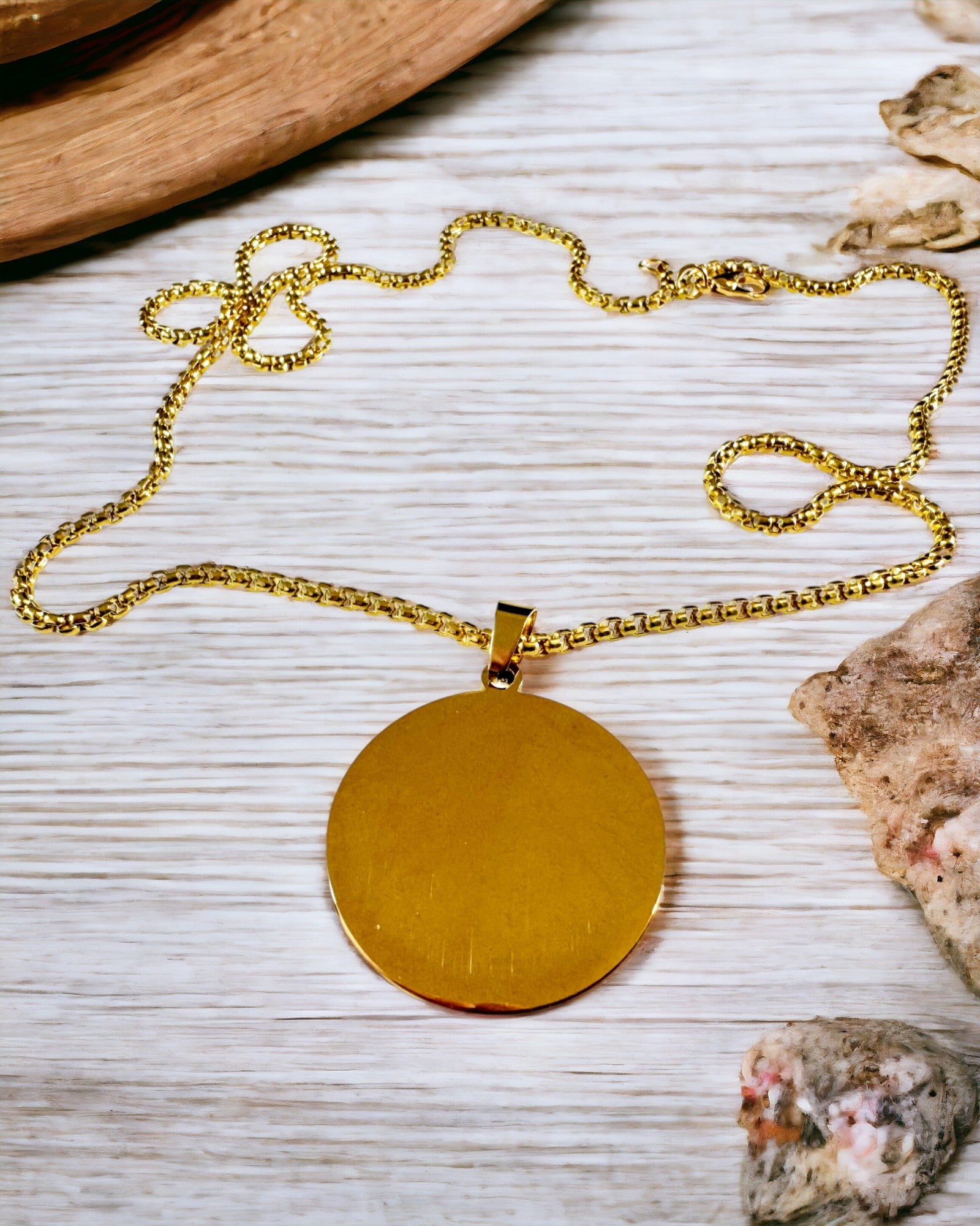 "Urban Elegance" medál – Kerek Medál Két Színű Rozsdamentes Acélból, Személyre Szabható