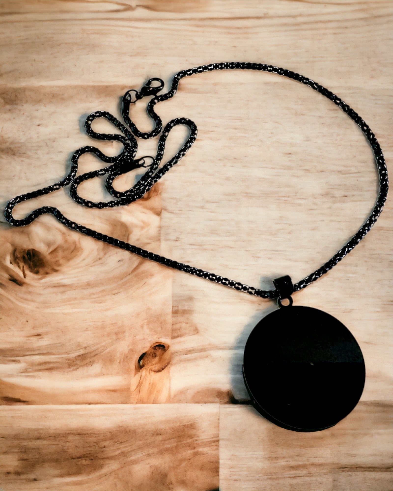 "Urban Elegance" medál – Kerek Medál Két Színű Rozsdamentes Acélból, Személyre Szabható