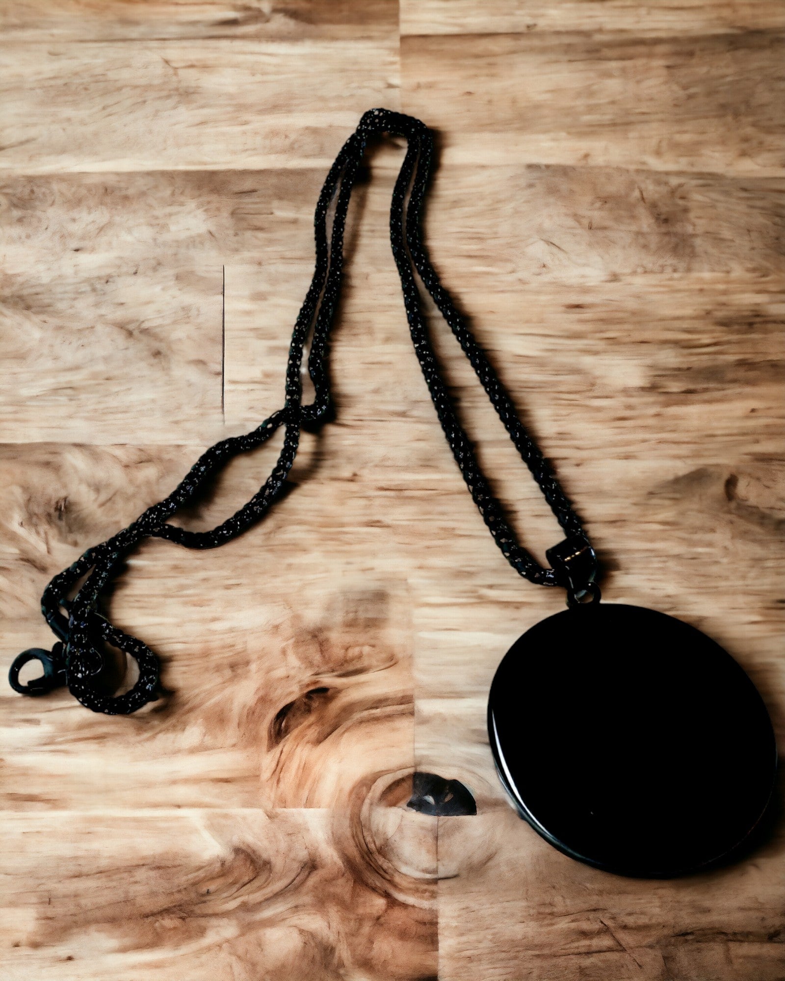 "Urban Elegance" medál – Kerek Medál Két Színű Rozsdamentes Acélból, Személyre Szabható