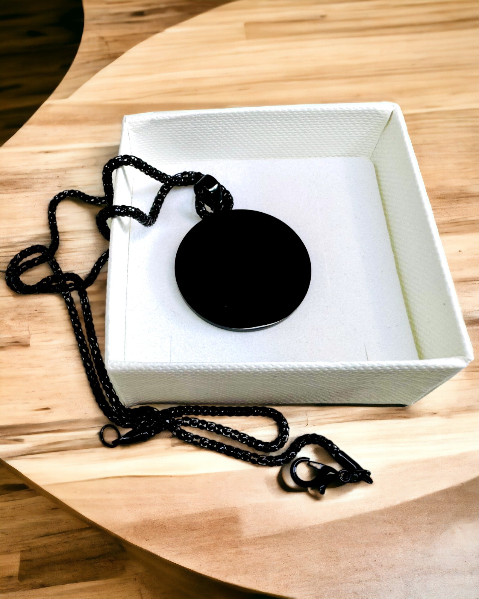 "Urban Elegance" medál – Kerek Medál Két Színű Rozsdamentes Acélból, Személyre Szabható