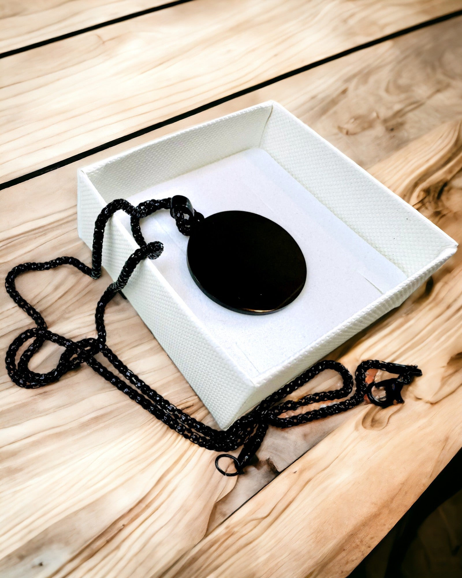 "Urban Elegance" medál – Kerek Medál Két Színű Rozsdamentes Acélból, Személyre Szabható