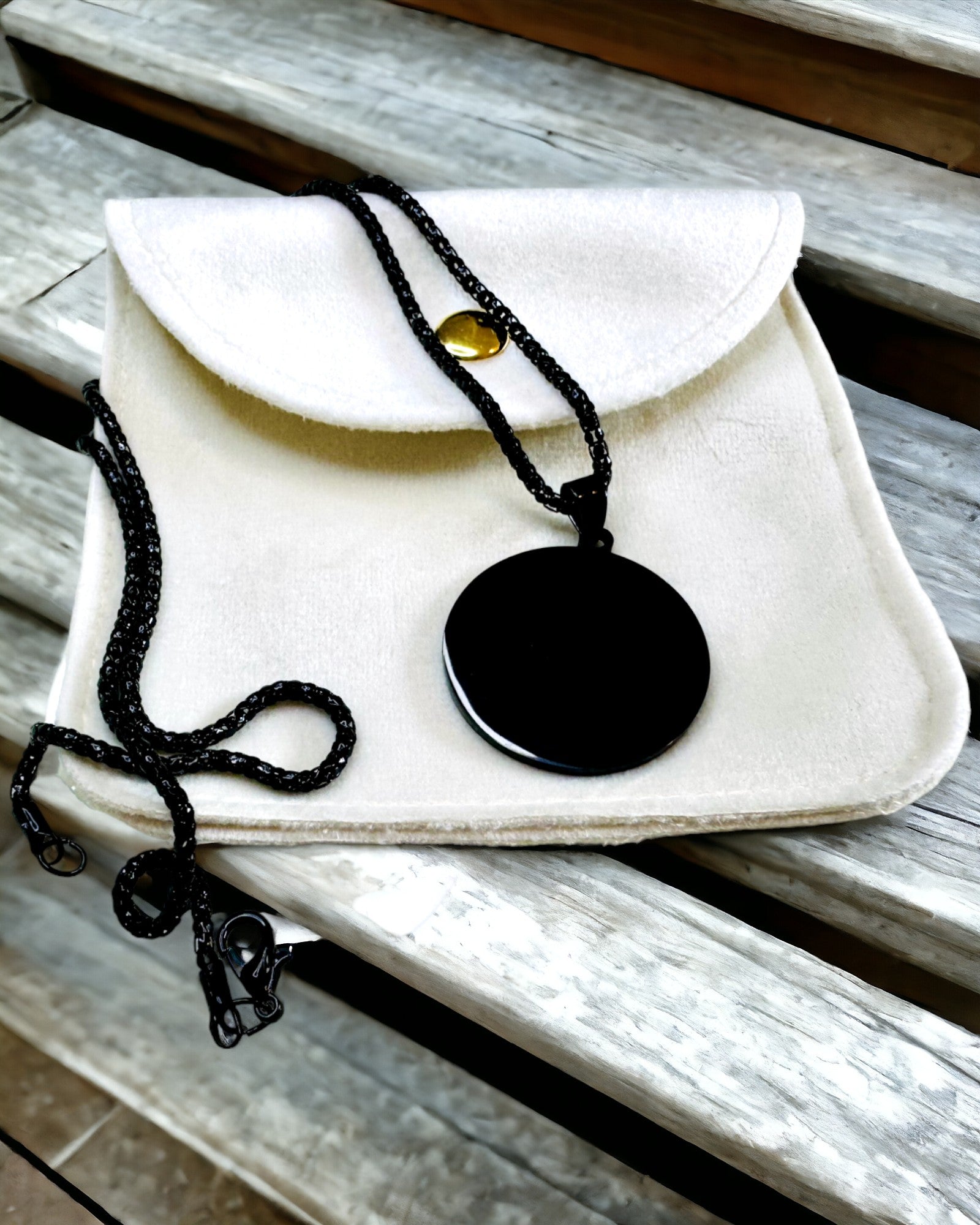 "Urban Elegance" medál – Kerek Medál Két Színű Rozsdamentes Acélból, Személyre Szabható