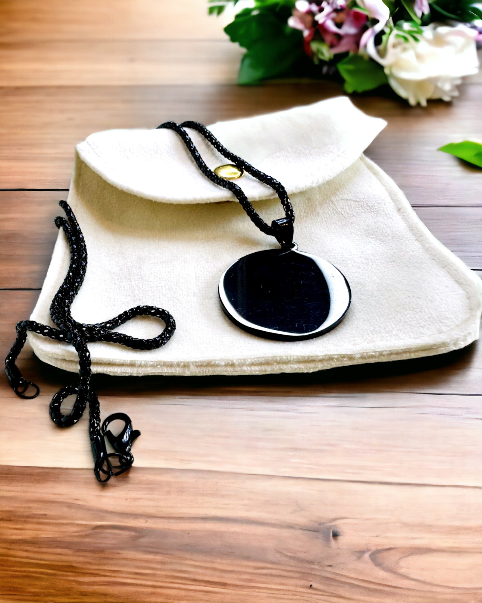 "Urban Elegance" medál – Kerek Medál Két Színű Rozsdamentes Acélból, Személyre Szabható