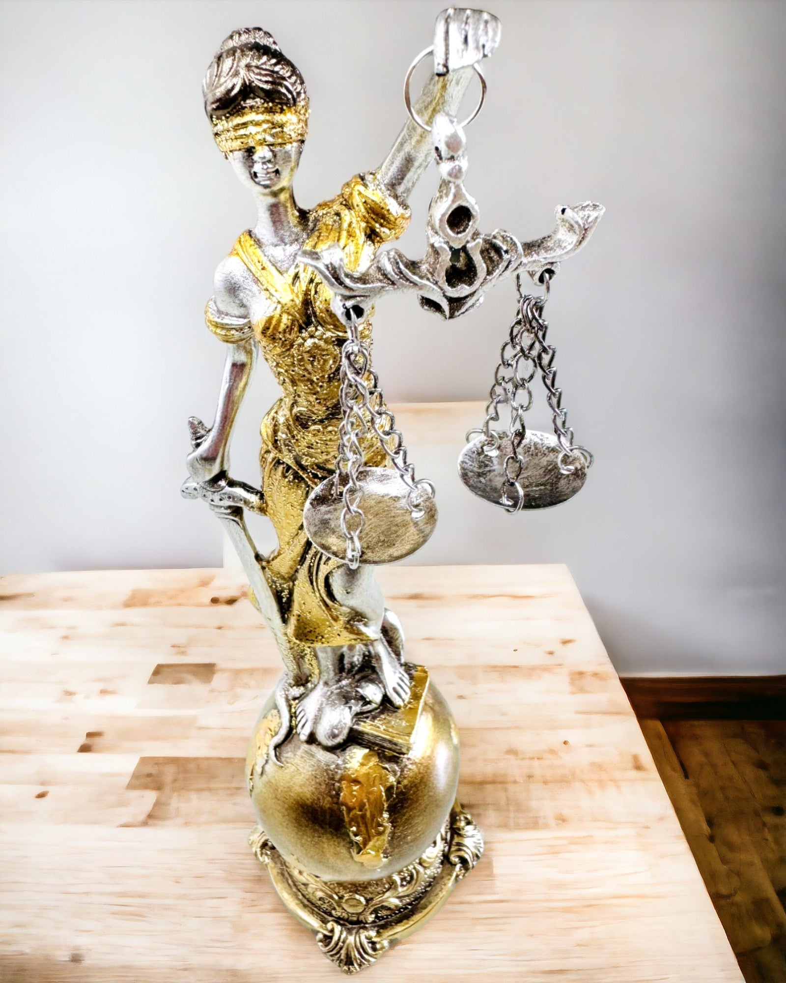 "Igazság Istennője Szobor – Művészi Dekoráció Polcra, Gyantából Készült Kézműves Termék, Személyre Szabható Gravírozással"