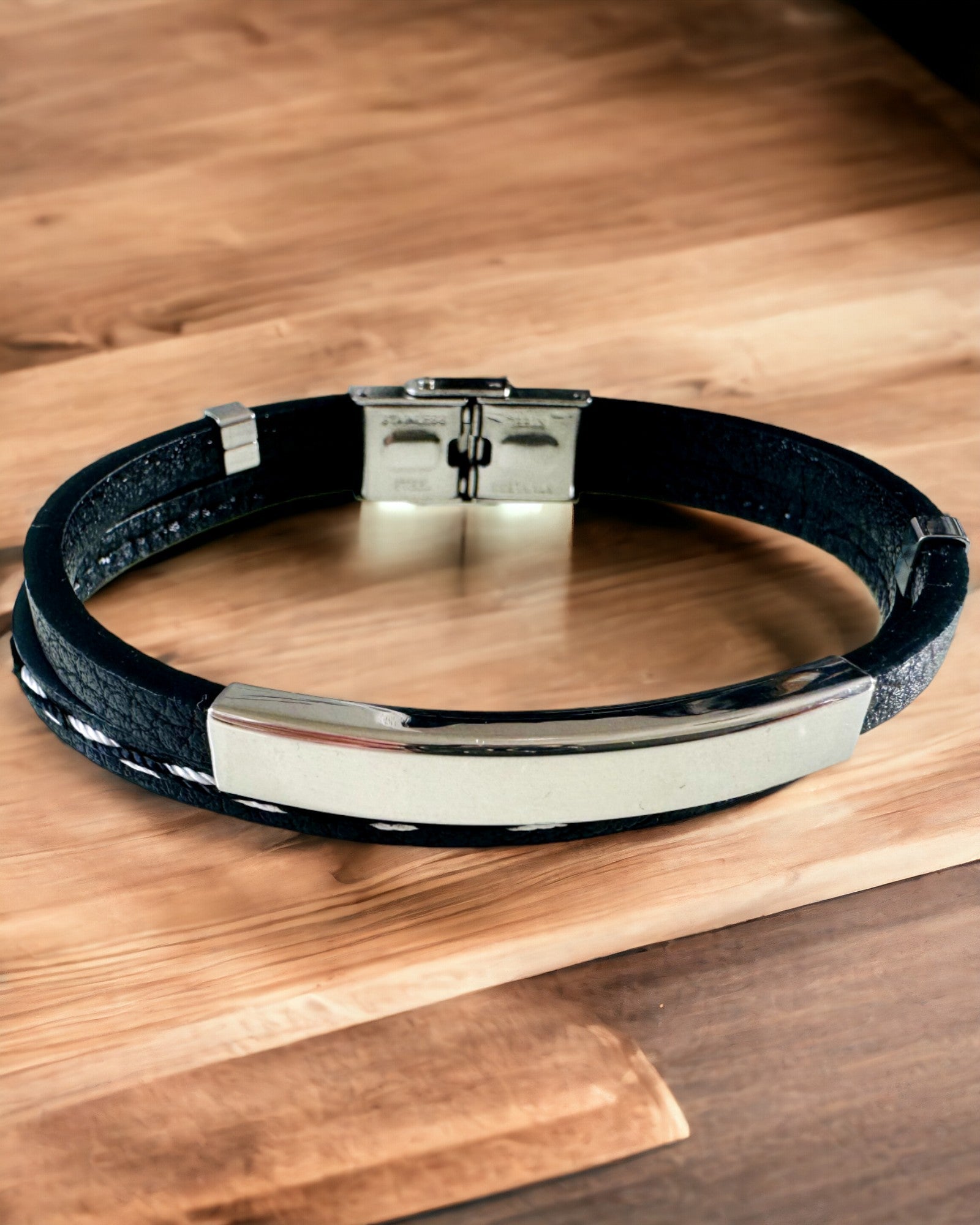 PU bőrből és rozsdamentes acélból készült sport karkötő gravírozási lehetőséggel – 3 színben