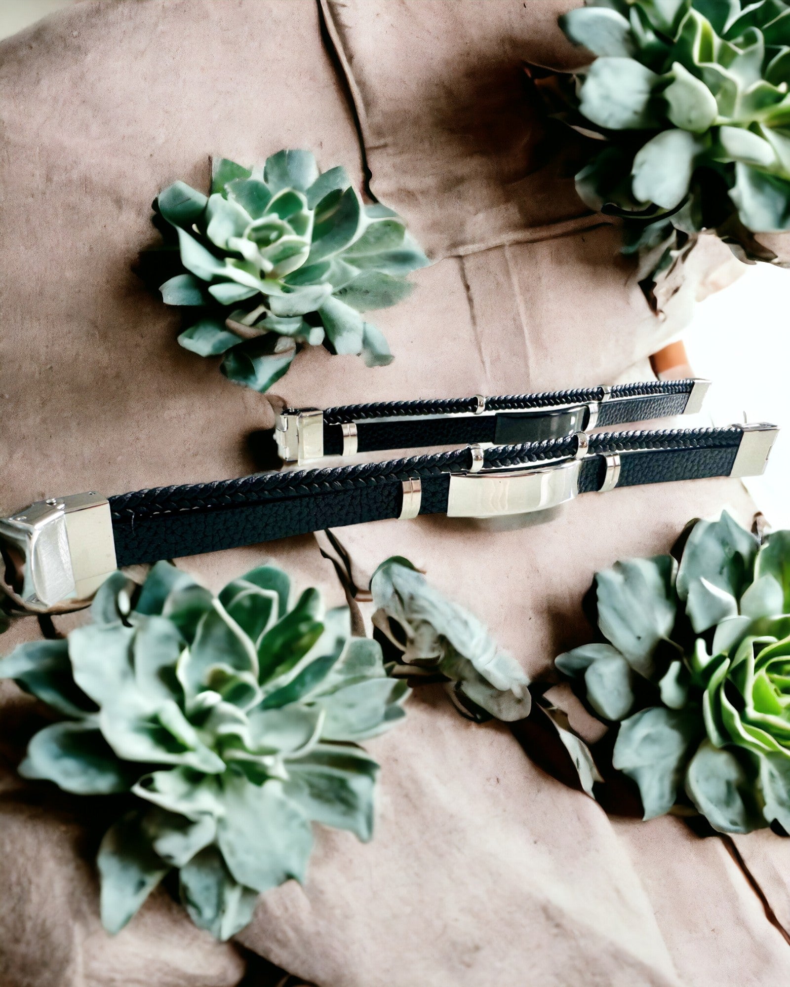 Férfi Karkötő PU Bőrből és Rozsdamentes Acélból Gravírozási Lehetőséggel – Két Színváltozatban Elérhető