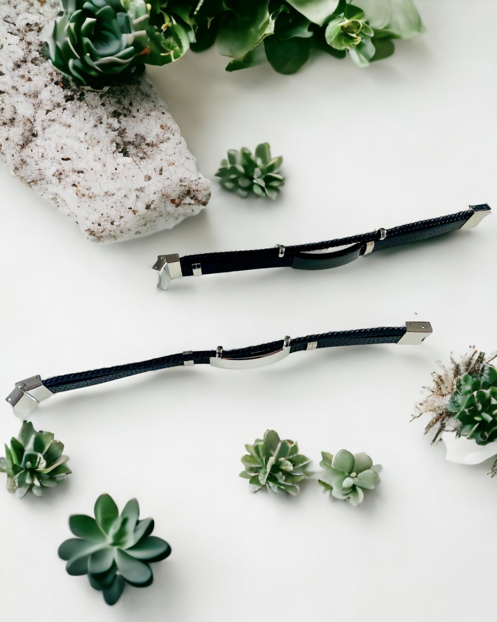 Férfi Karkötő PU Bőrből és Rozsdamentes Acélból Gravírozási Lehetőséggel – Két Színváltozatban Elérhető