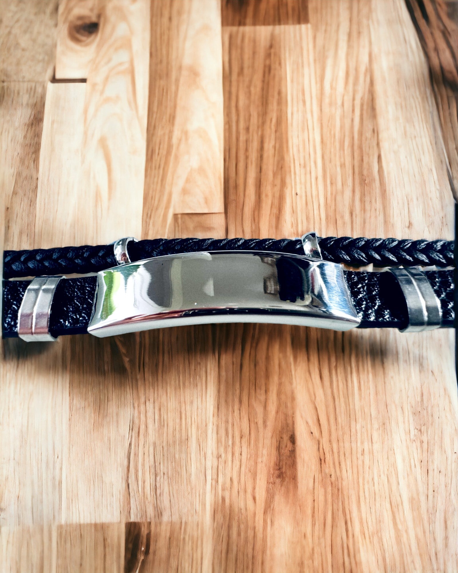 Férfi Karkötő PU Bőrből és Rozsdamentes Acélból Gravírozási Lehetőséggel – Két Színváltozatban Elérhető