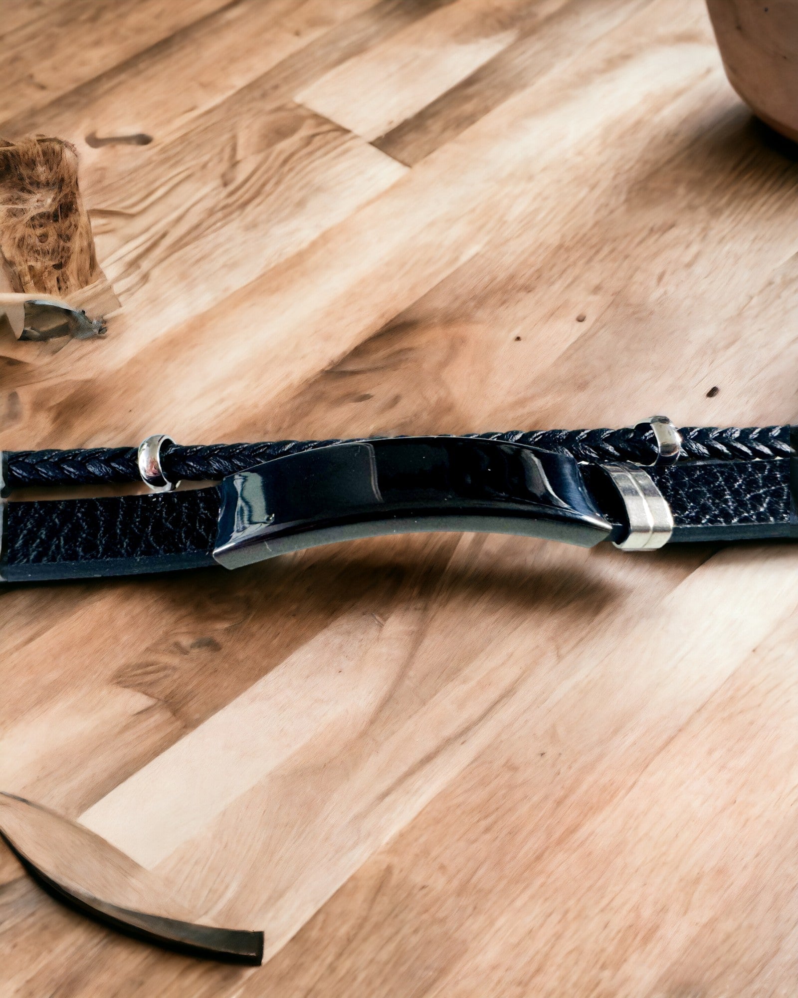 Férfi Karkötő PU Bőrből és Rozsdamentes Acélból Gravírozási Lehetőséggel – Két Színváltozatban Elérhető