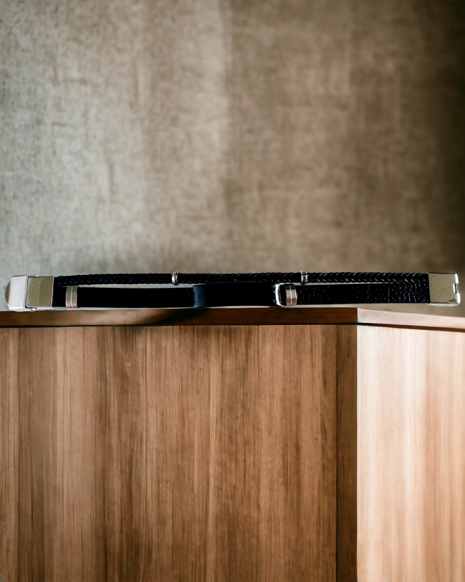 Férfi Karkötő PU Bőrből és Rozsdamentes Acélból Gravírozási Lehetőséggel – Két Színváltozatban Elérhető