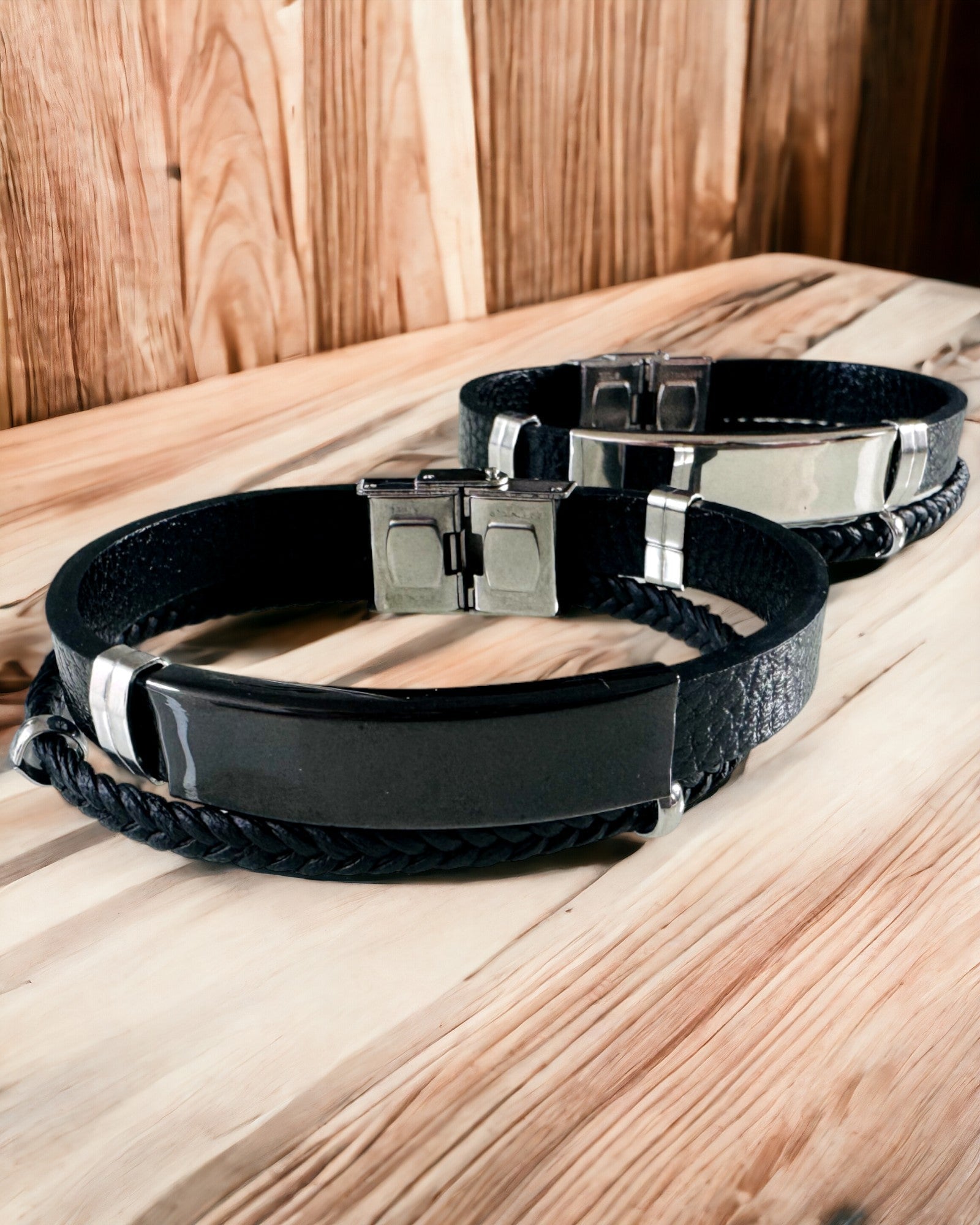Férfi Karkötő PU Bőrből és Rozsdamentes Acélból Gravírozási Lehetőséggel – Két Színváltozatban Elérhető